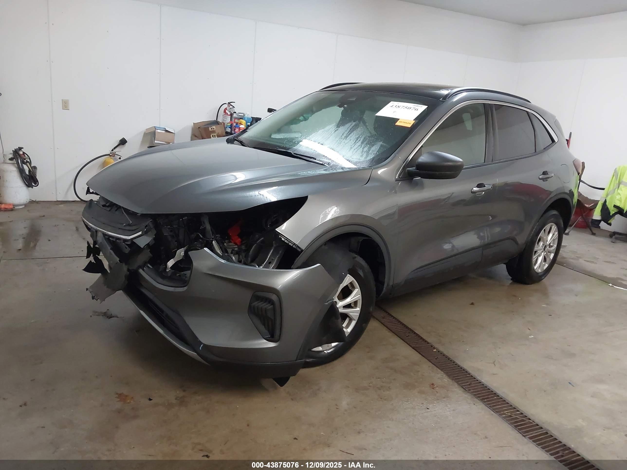 FORD ESCAPE image 2