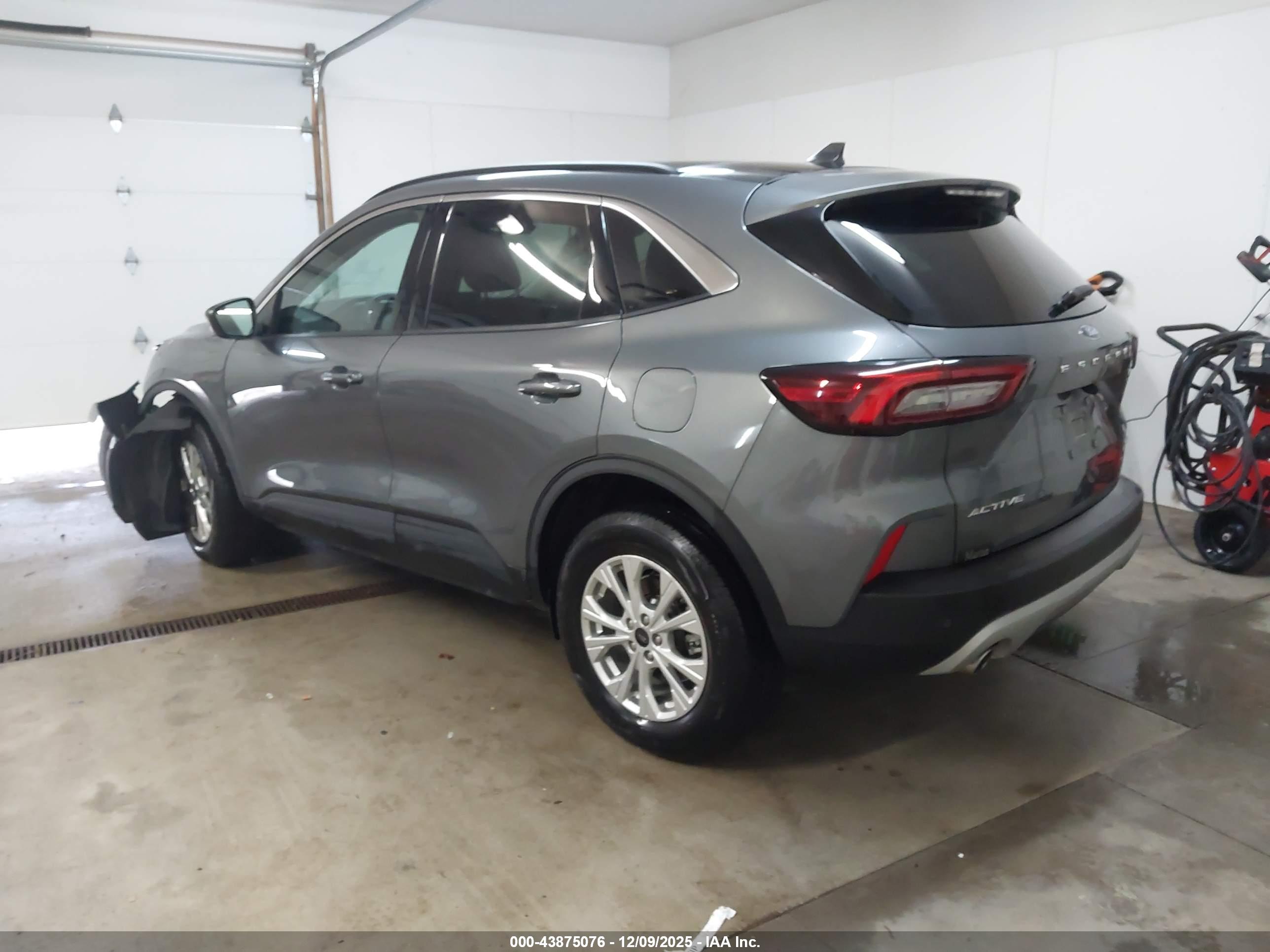 FORD ESCAPE image 3