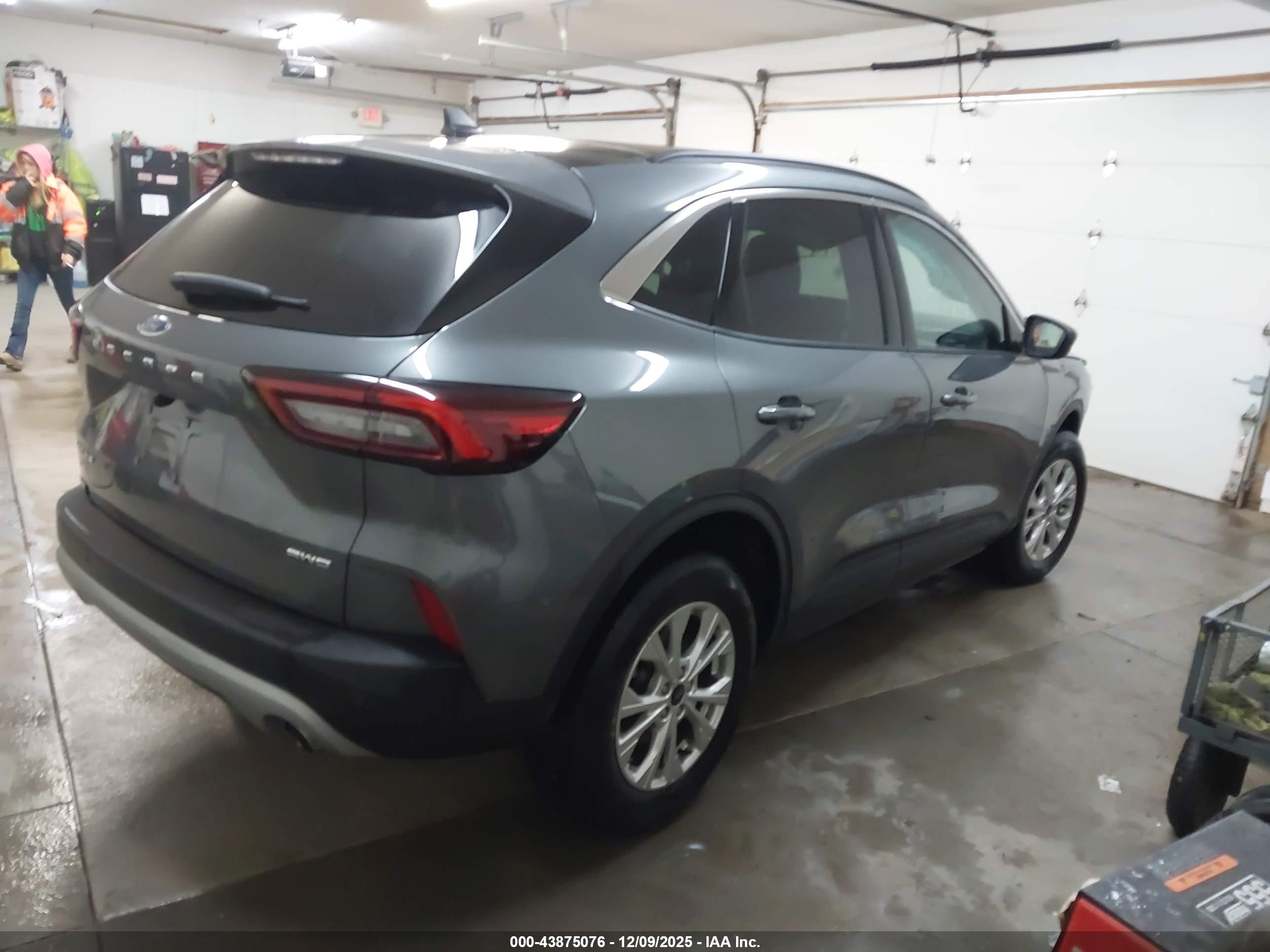 FORD ESCAPE image 4