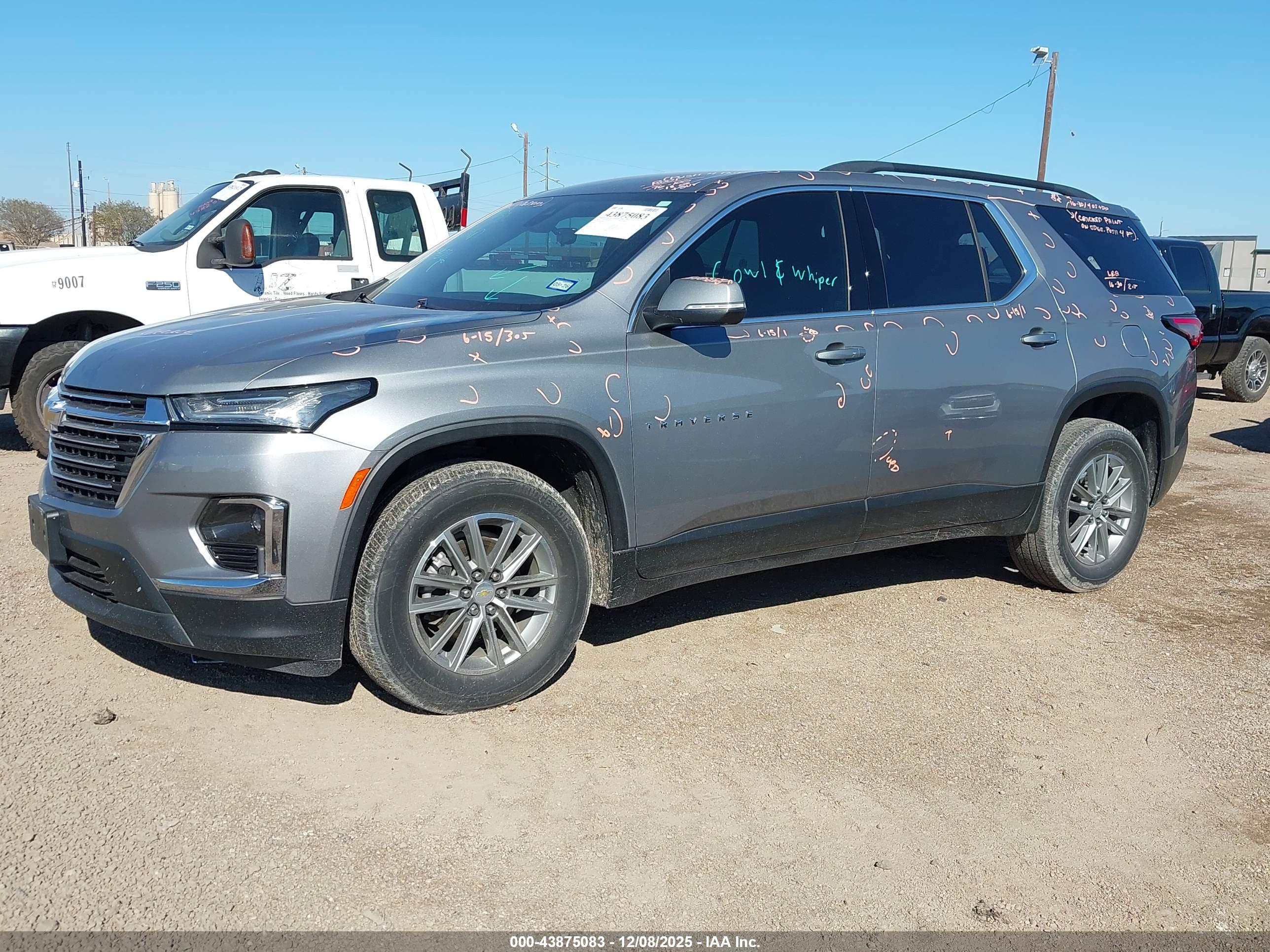 CHEVROLET TRAVERSE image 2