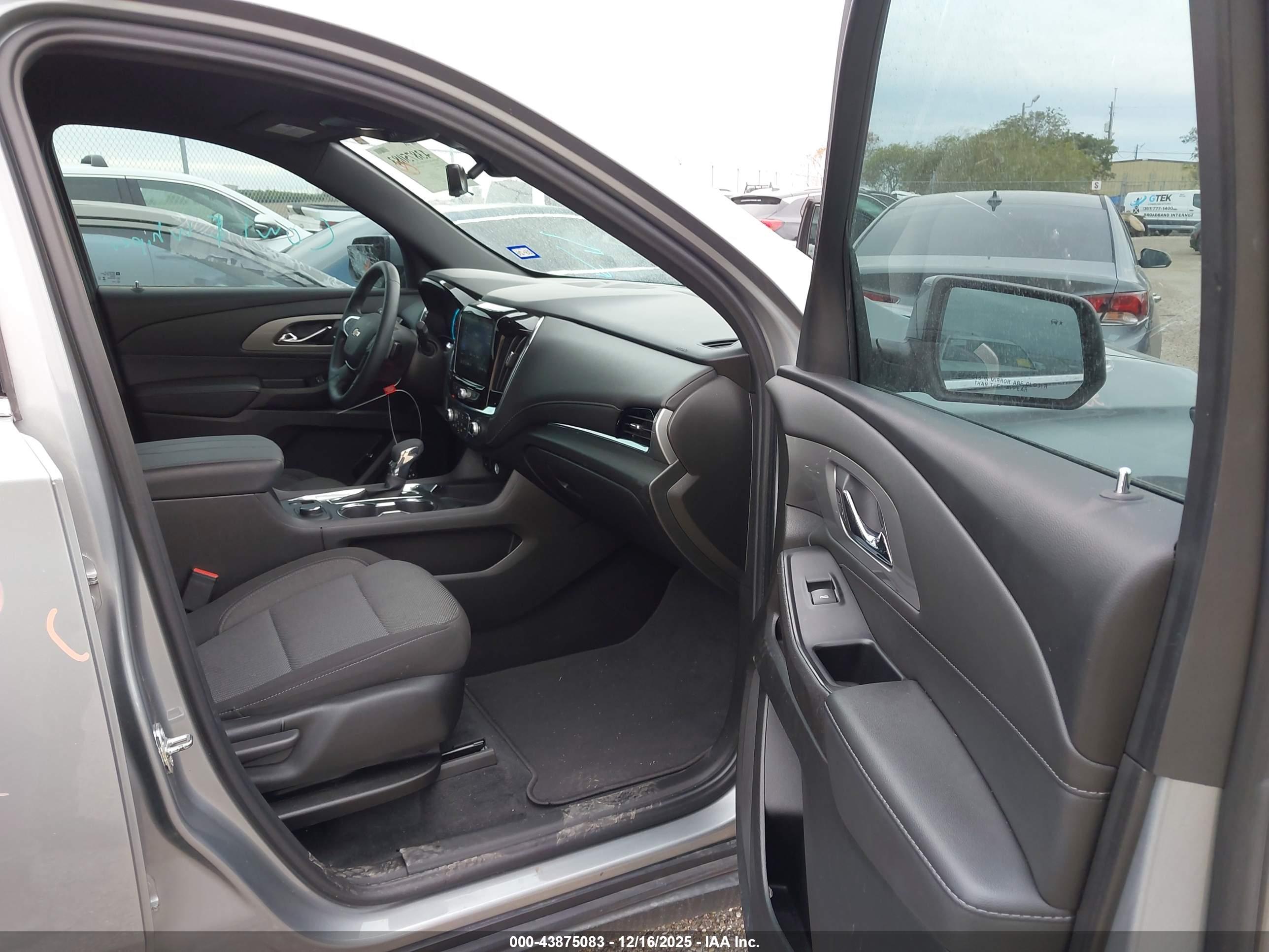 CHEVROLET TRAVERSE image 5