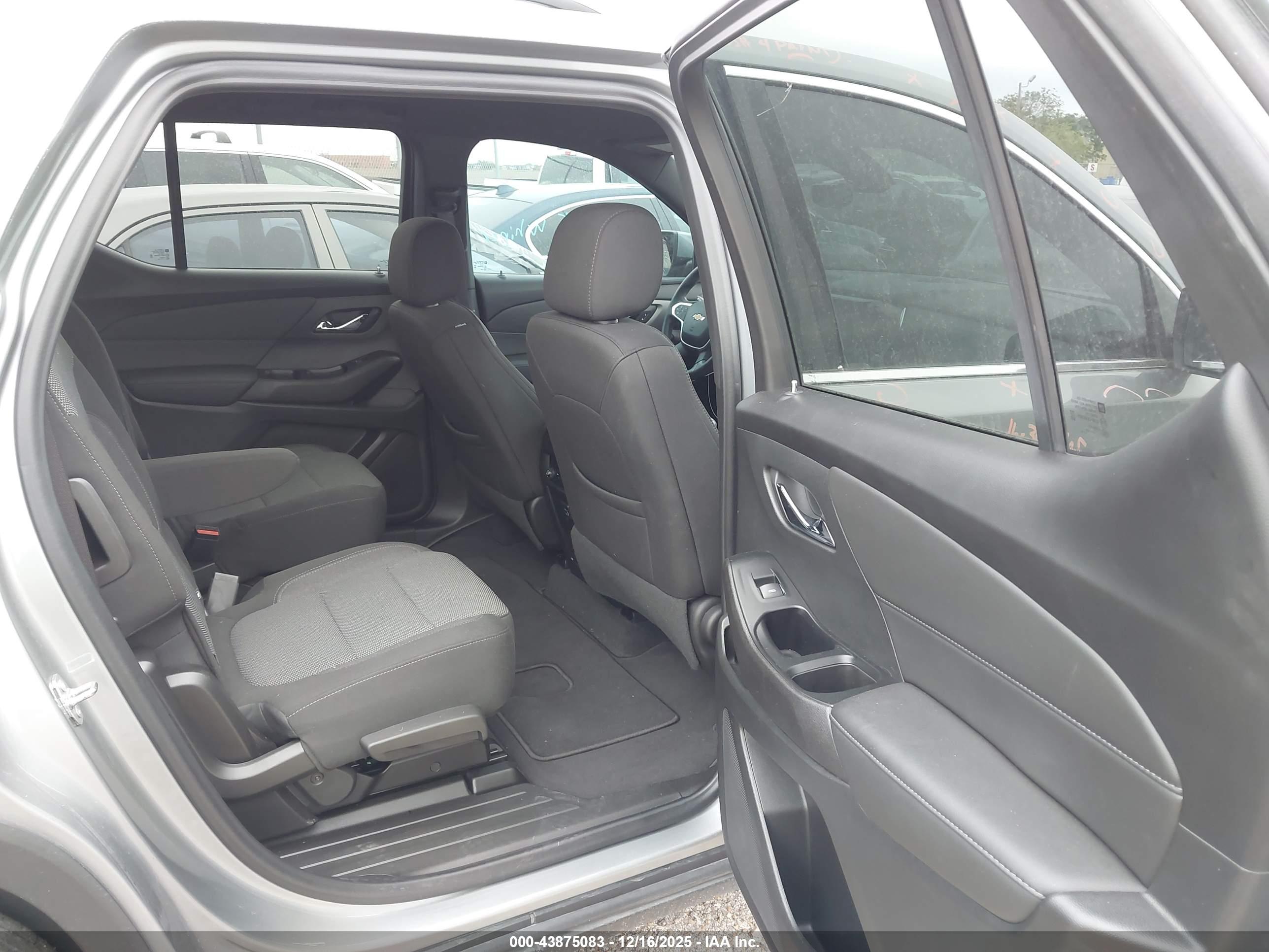 CHEVROLET TRAVERSE image 8