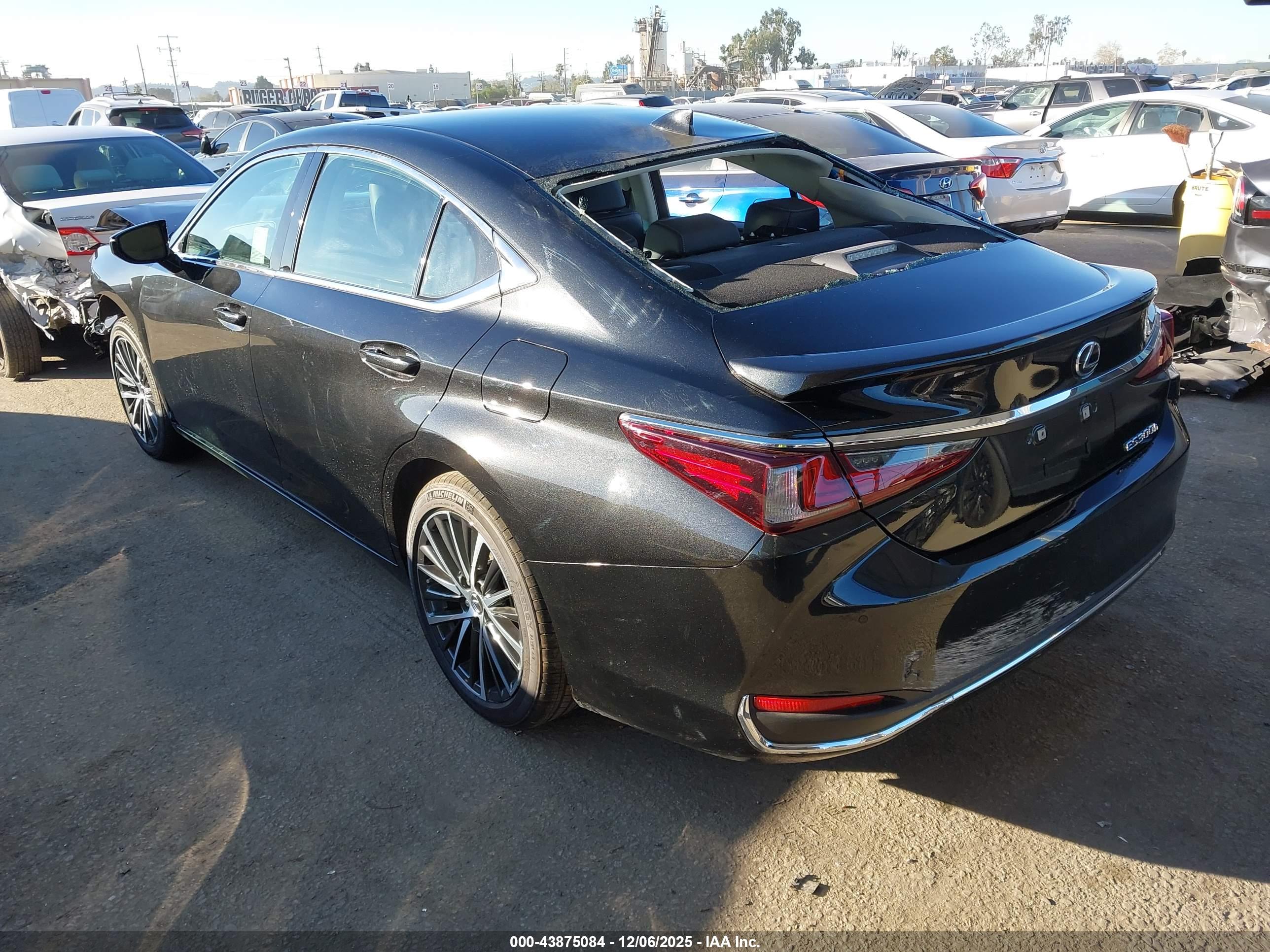 LEXUS ES image 3