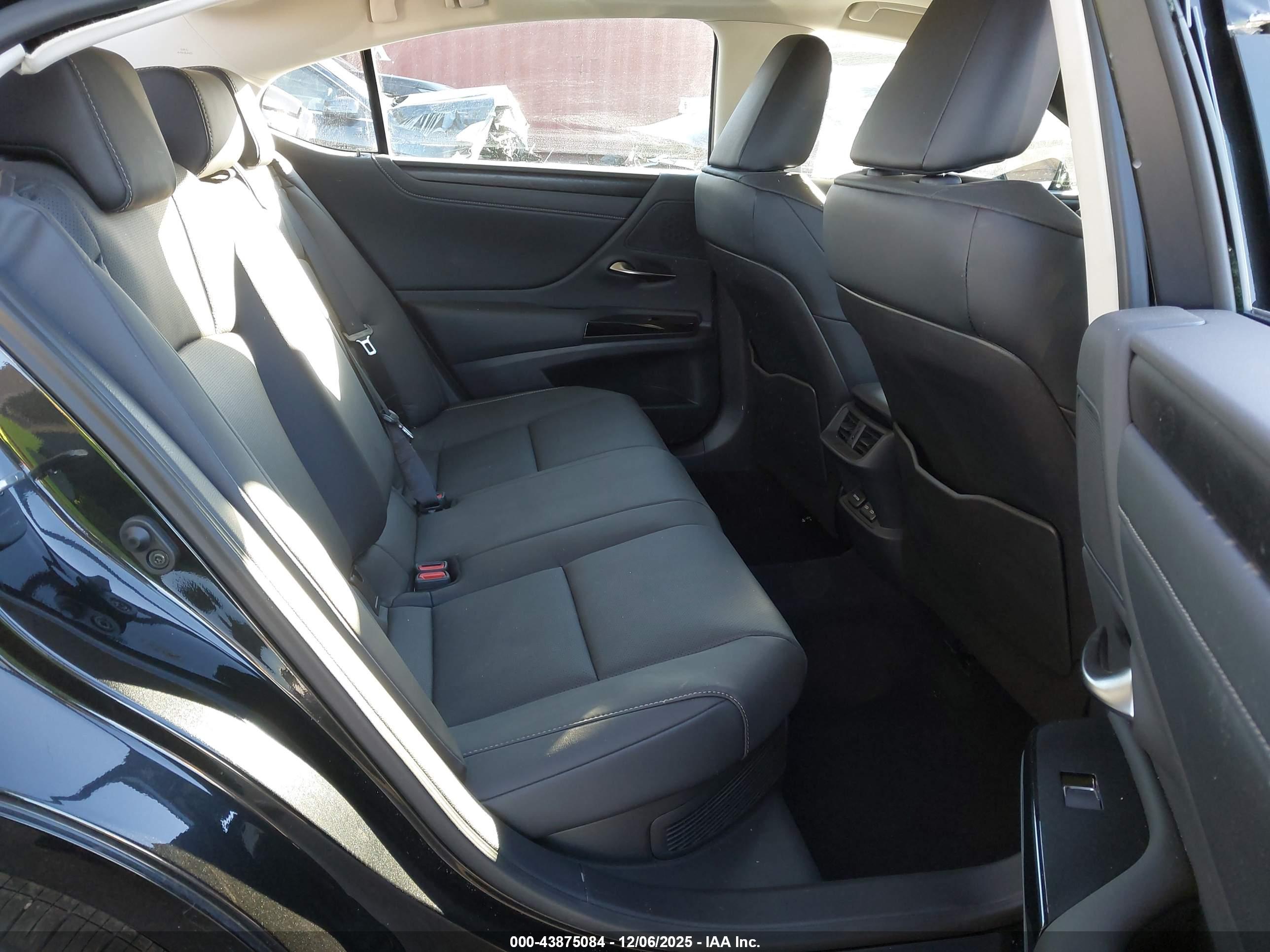 LEXUS ES image 8