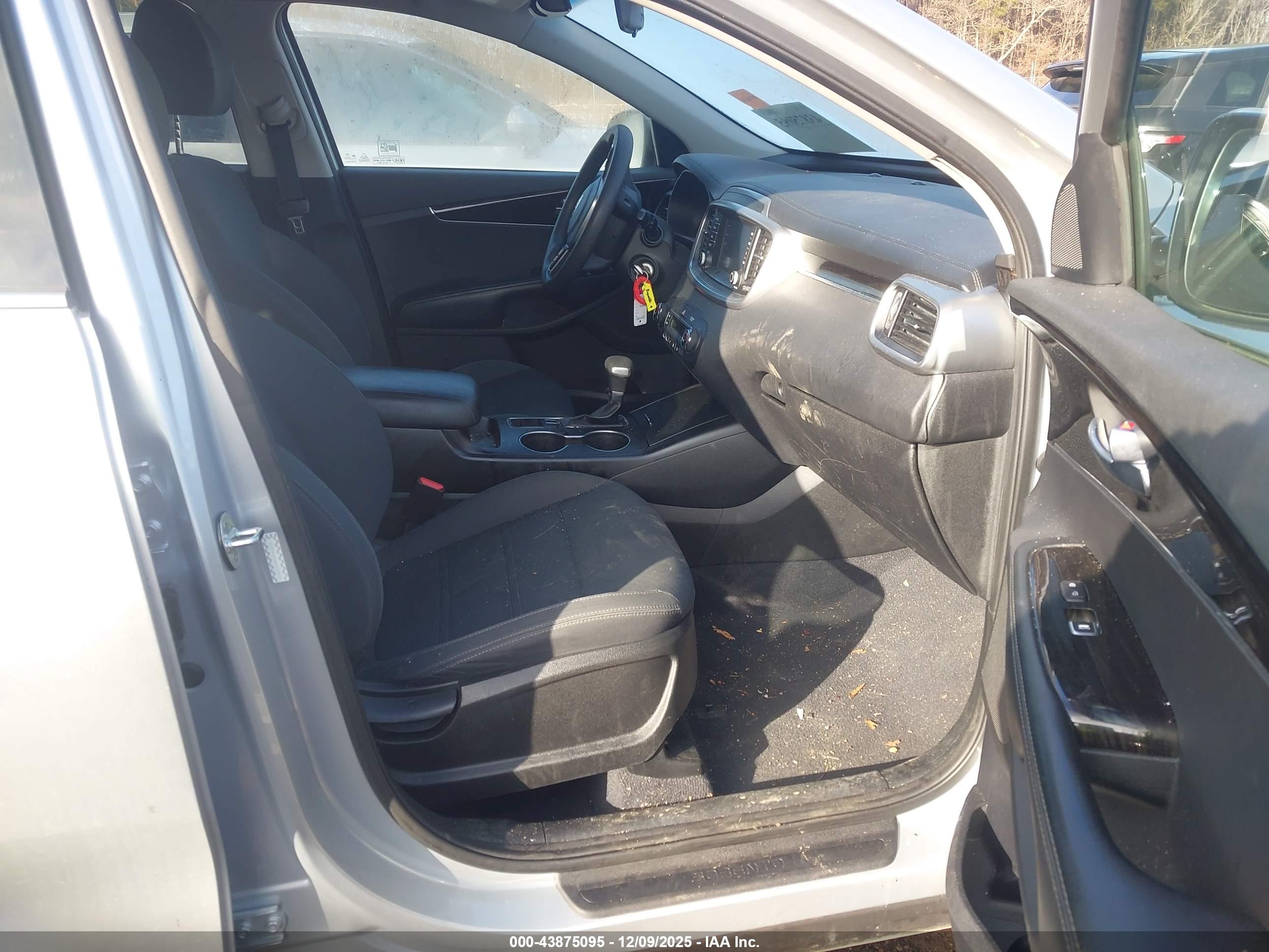 KIA SORENTO image 5