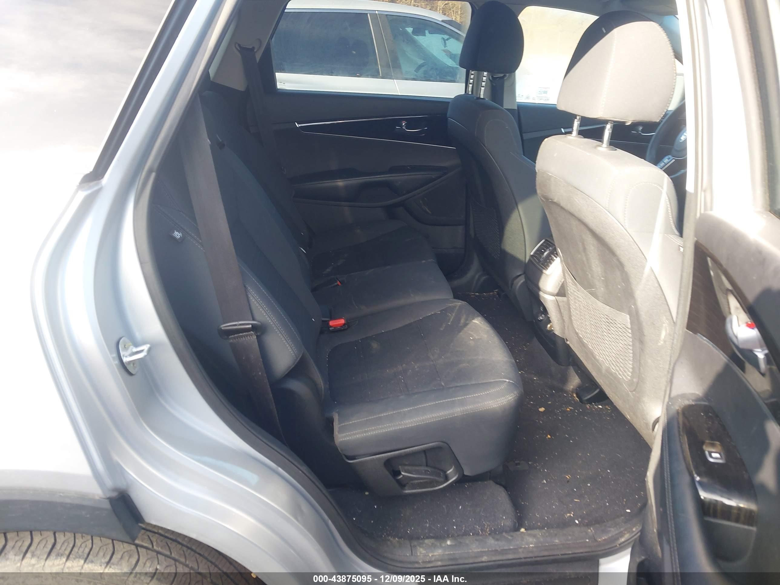 KIA SORENTO image 8