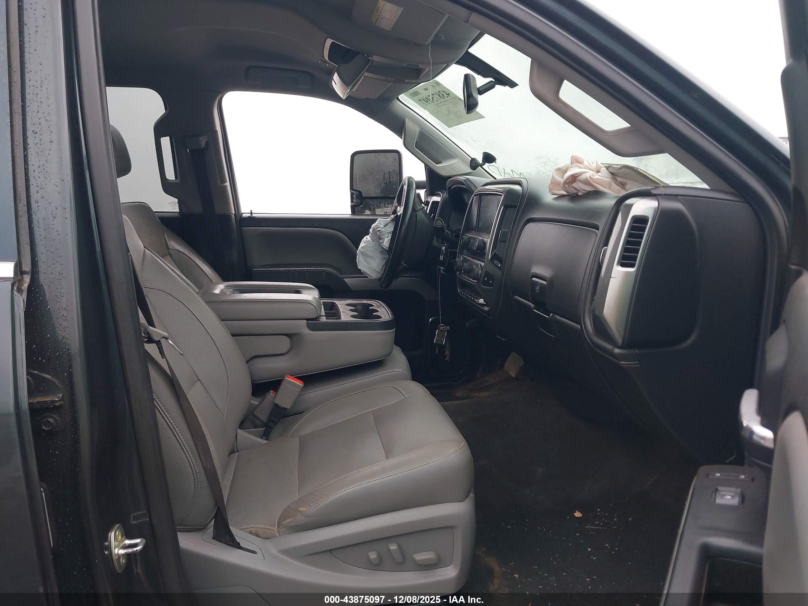 CHEVROLET SILVERADO image 5