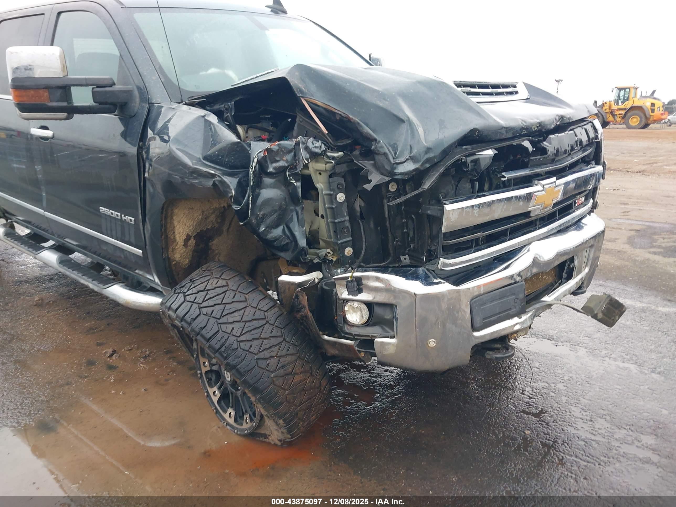 CHEVROLET SILVERADO image 6