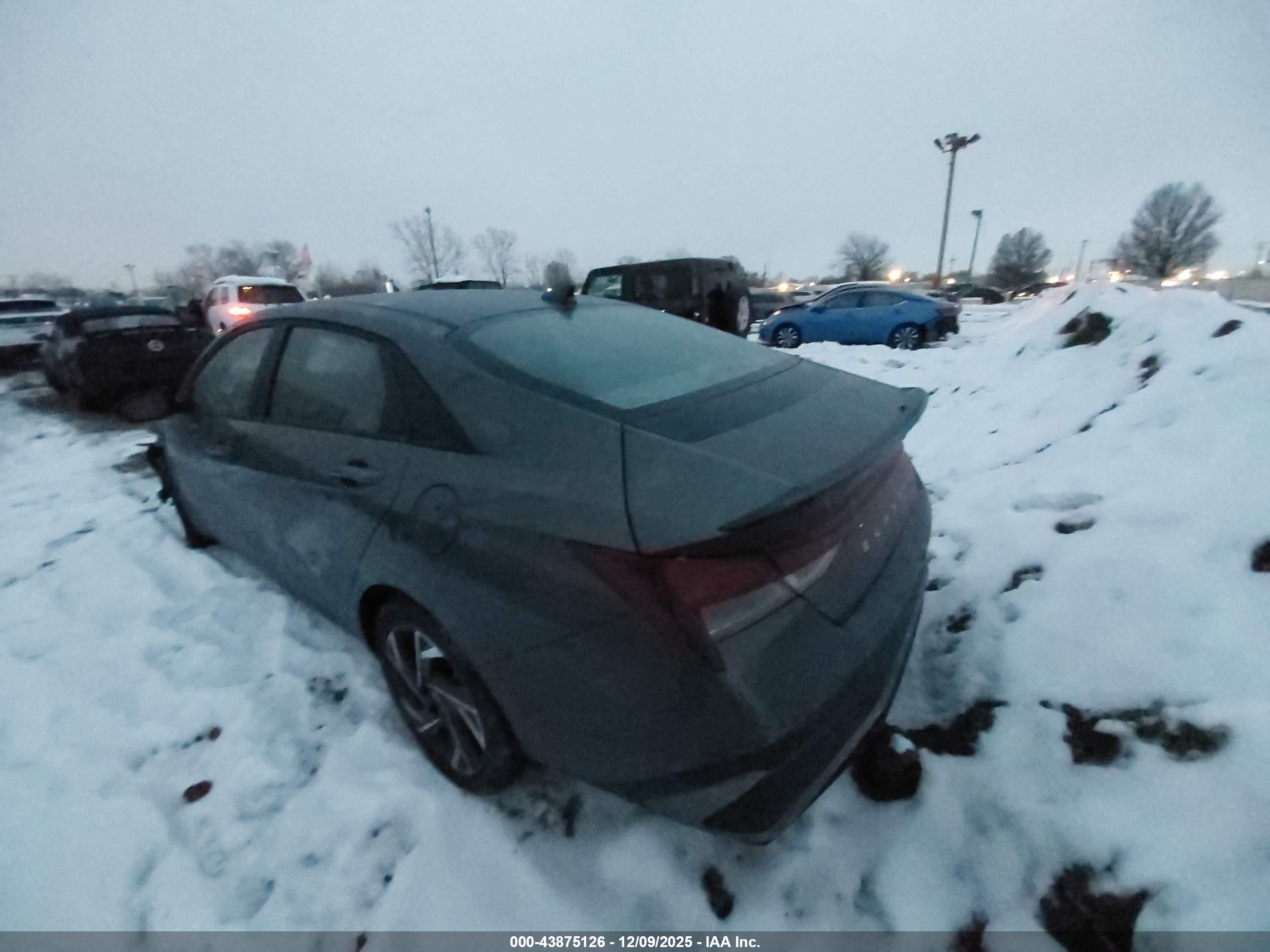HYUNDAI ELANTRA image 3