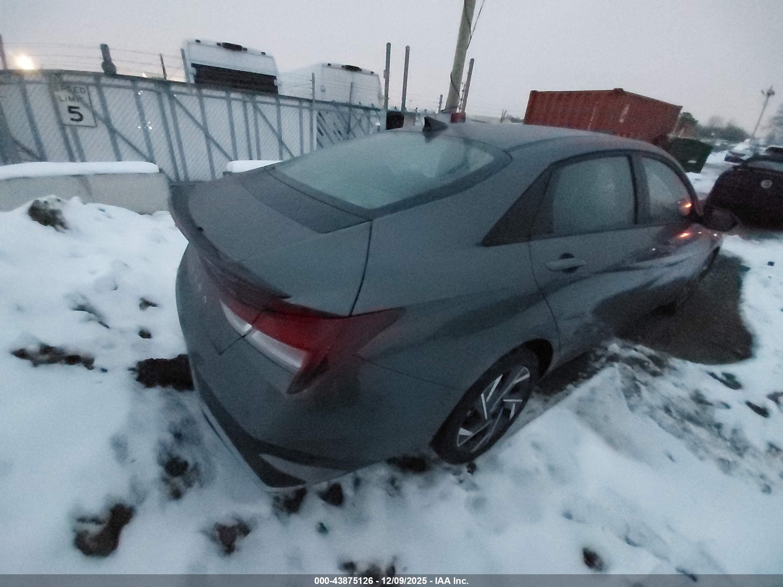 HYUNDAI ELANTRA image 4
