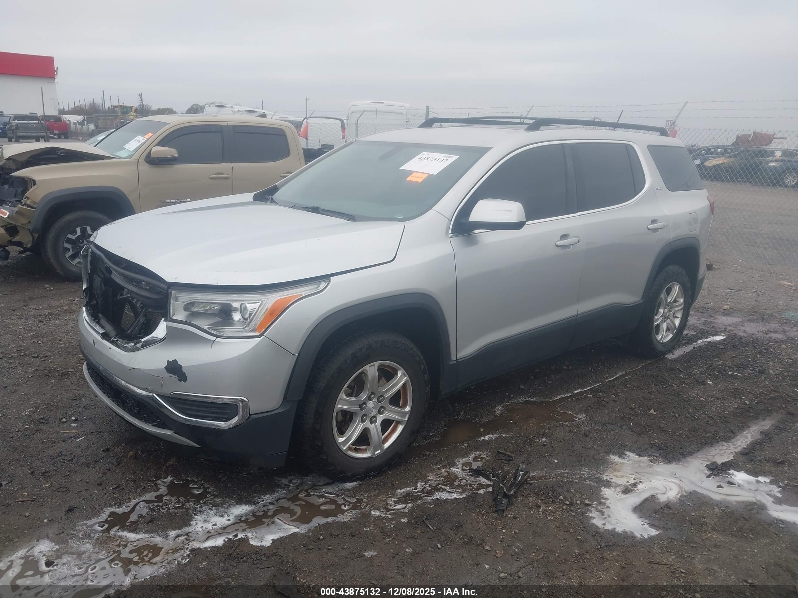 GMC ACADIA image 2