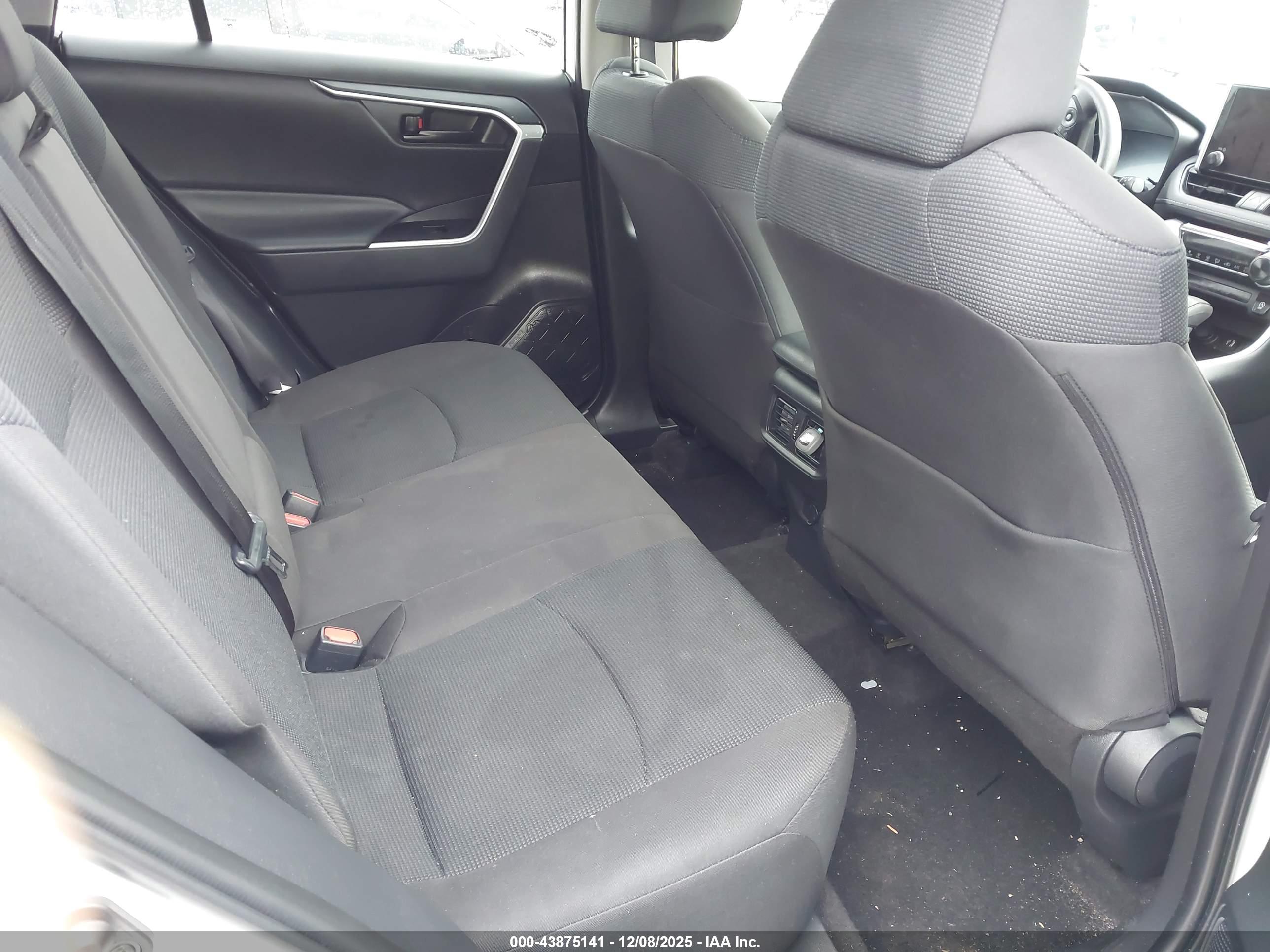 TOYOTA RAV4 image 8