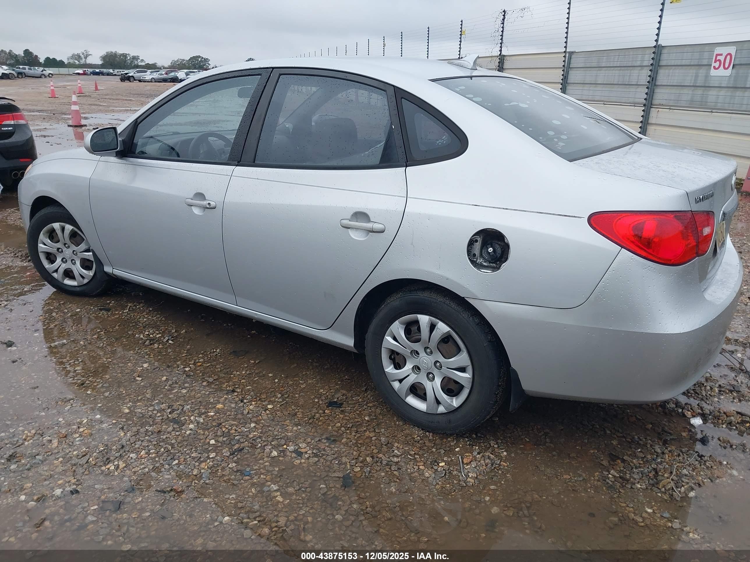 HYUNDAI ELANTRA image 3