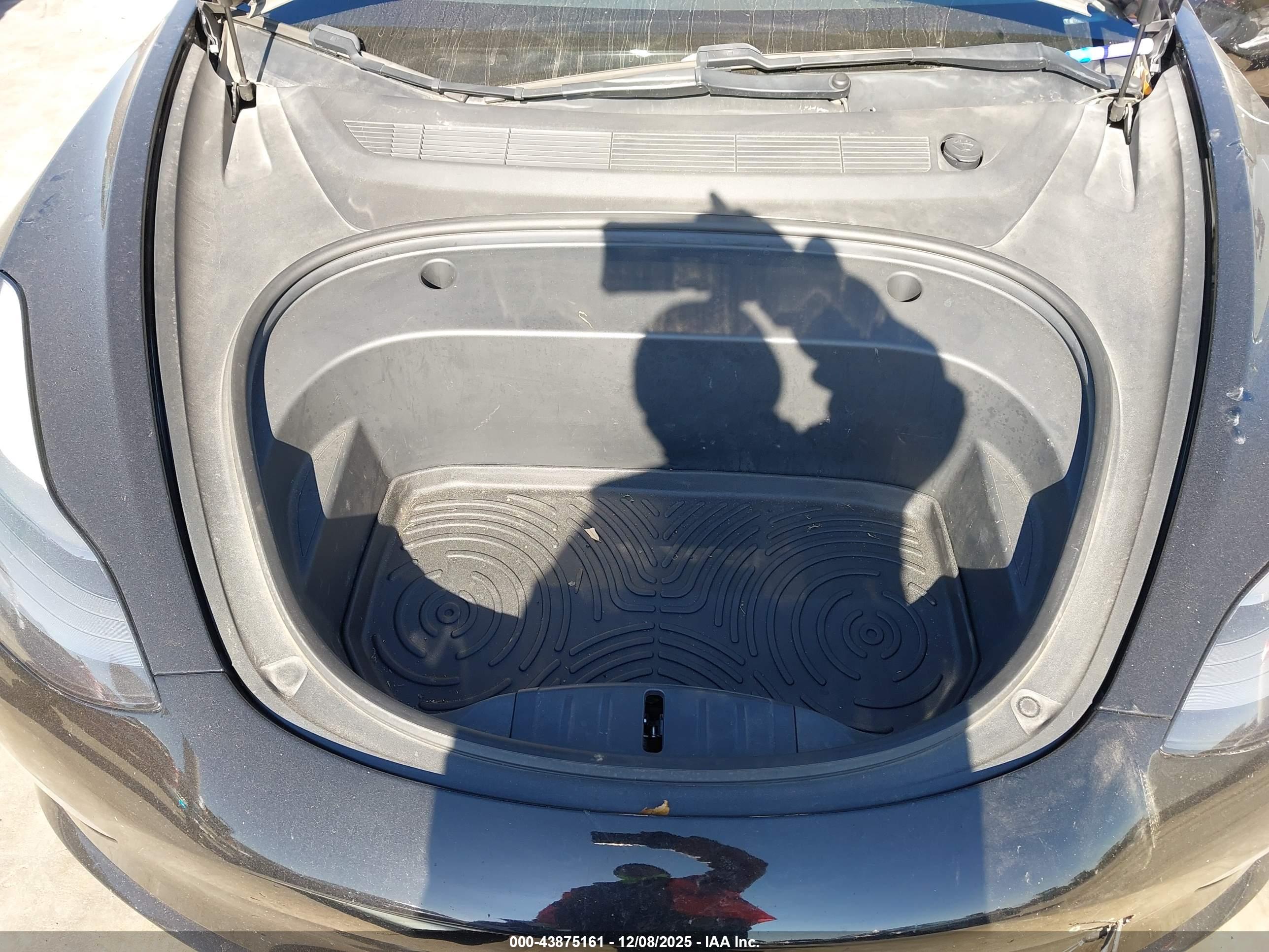 TESLA MODEL image 10