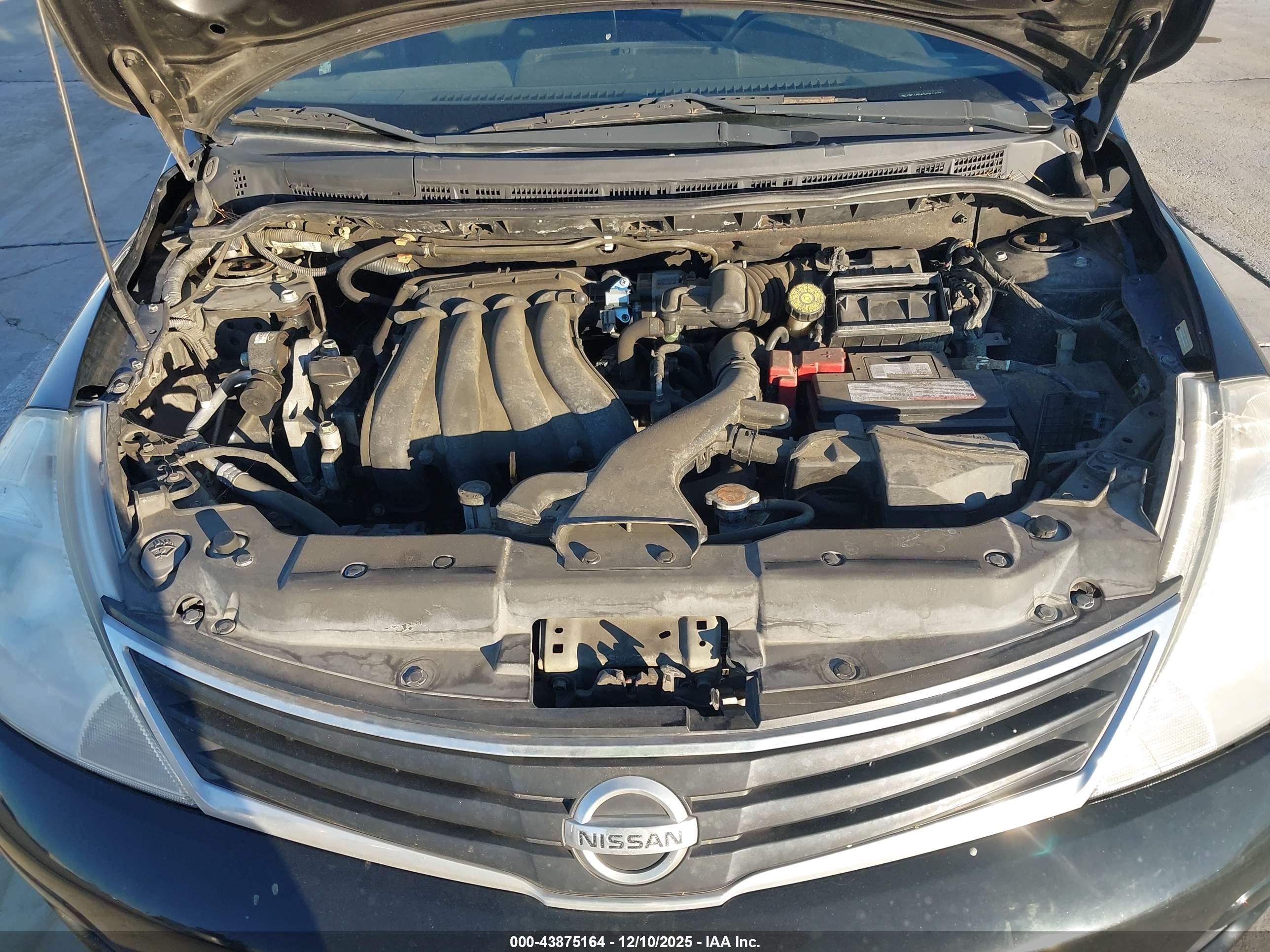 NISSAN VERSA image 10
