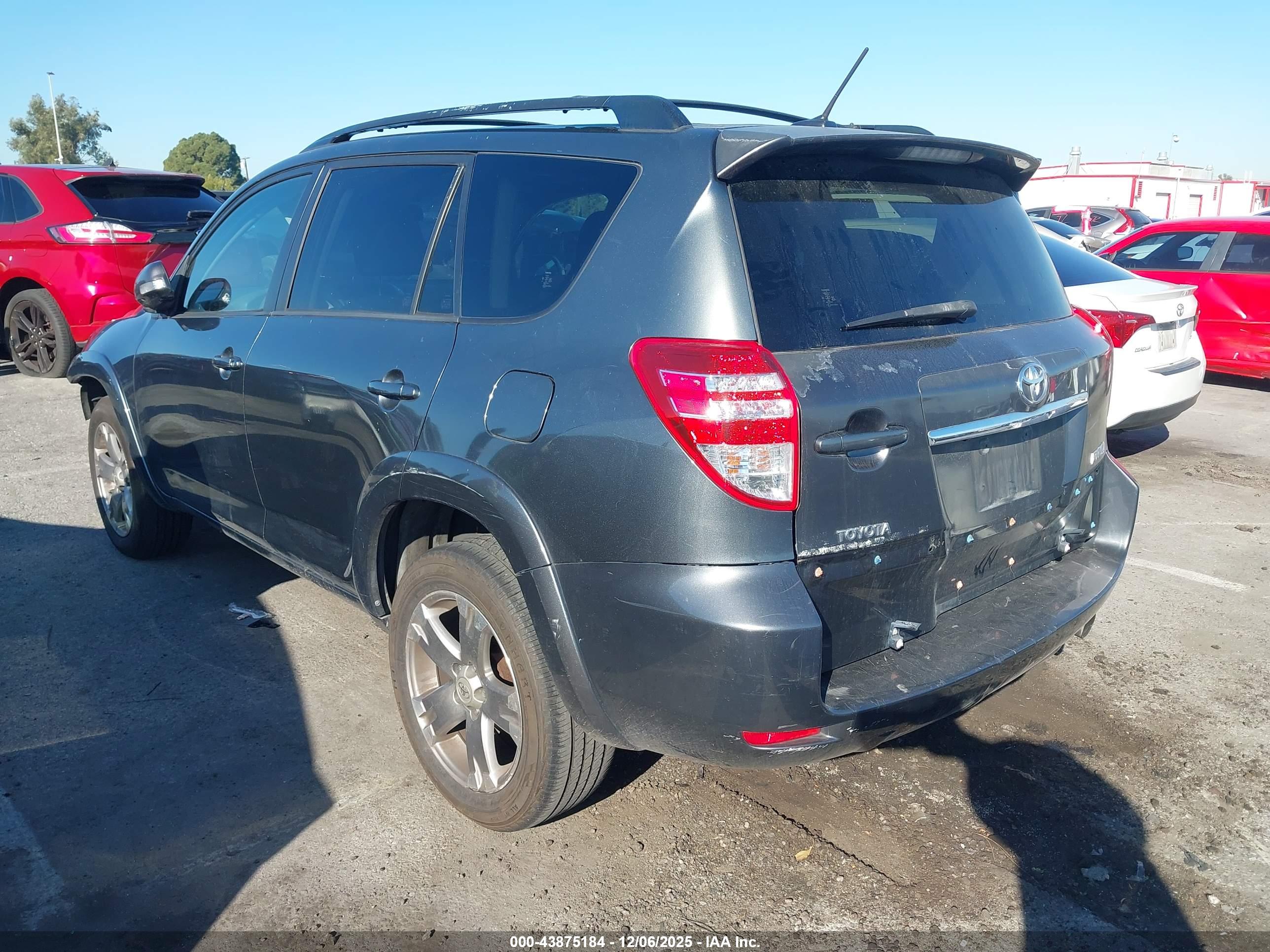 TOYOTA RAV4 image 3