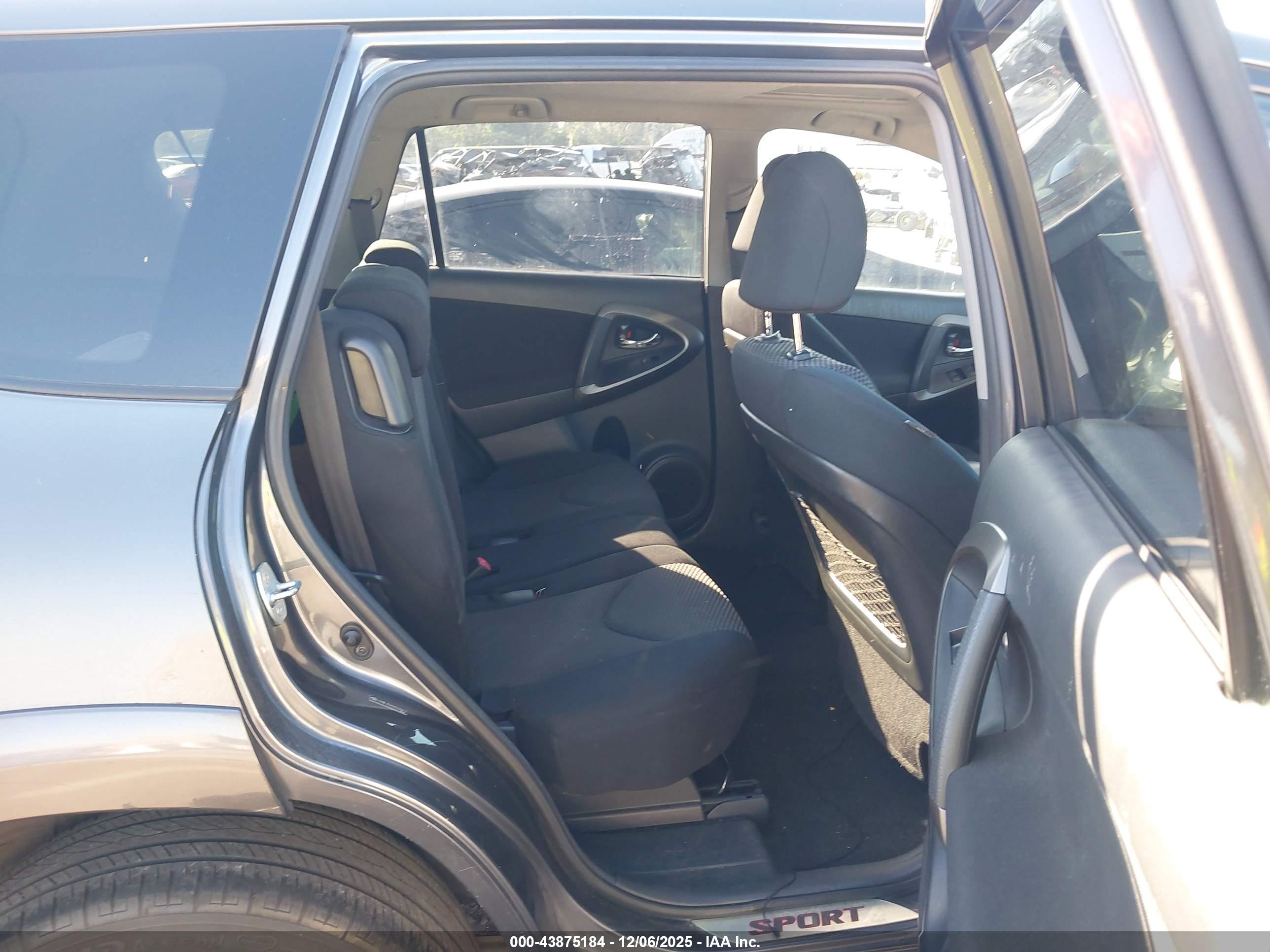 TOYOTA RAV4 image 8