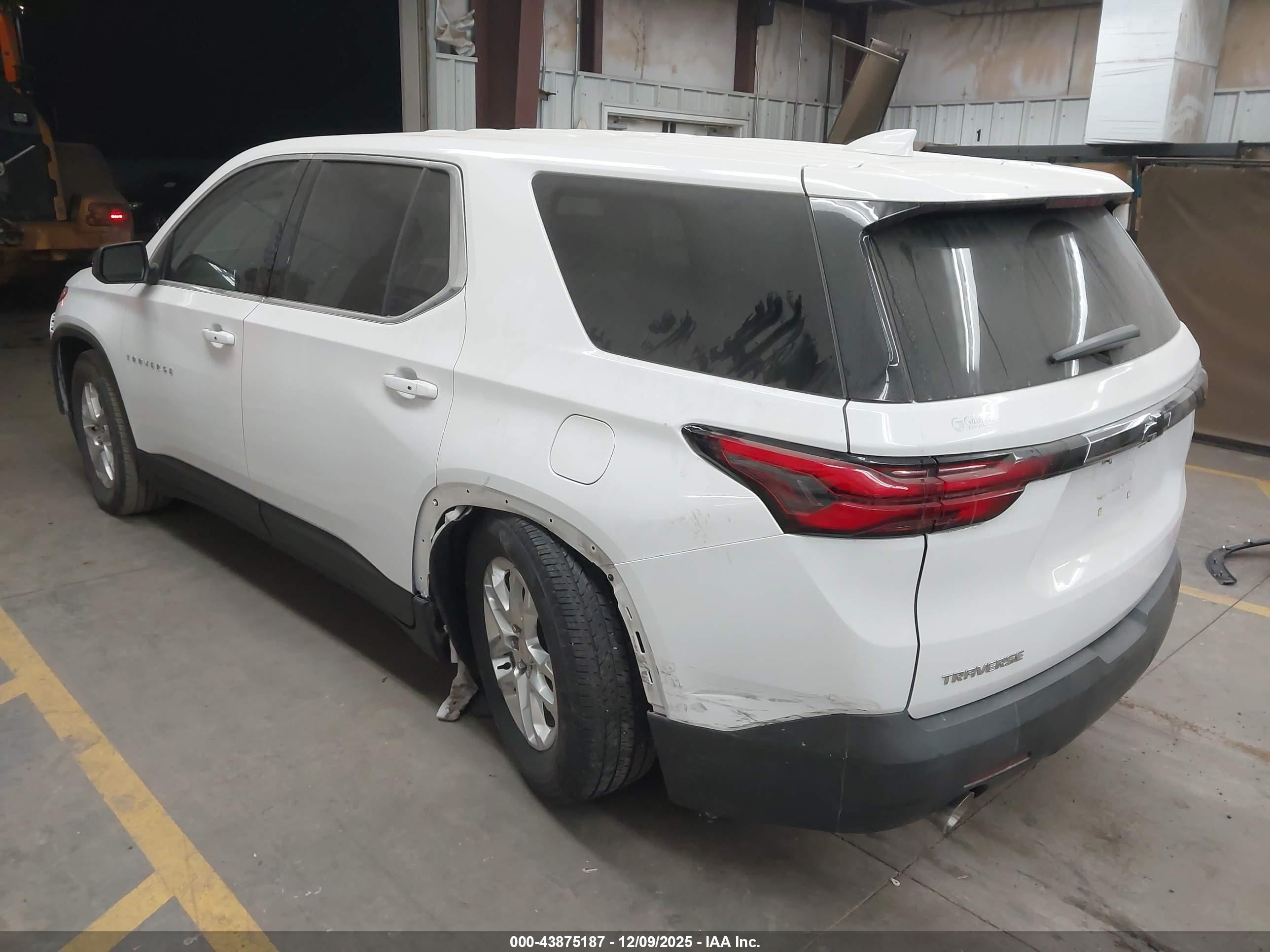 CHEVROLET TRAVERSE image 3