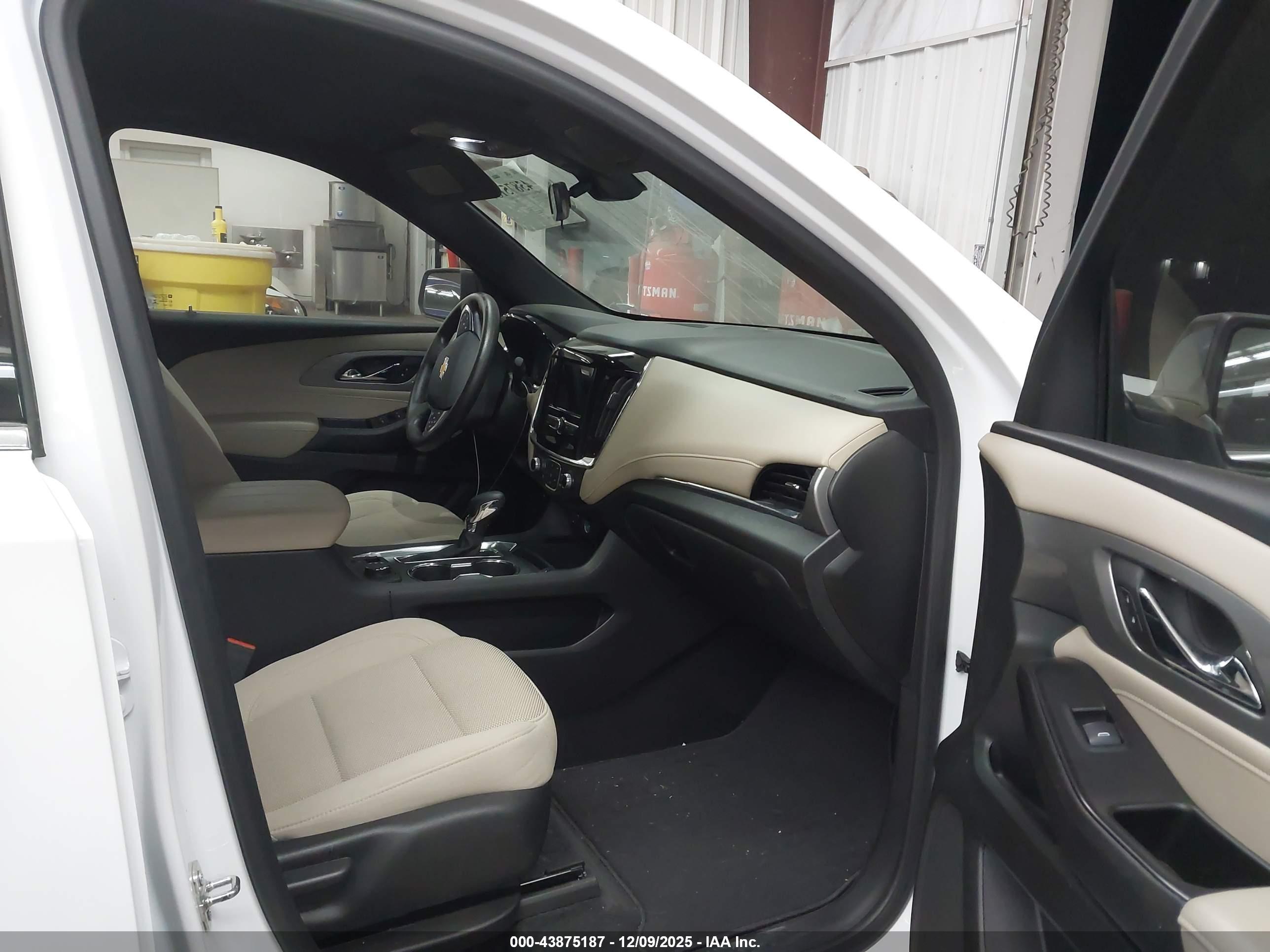 CHEVROLET TRAVERSE image 5
