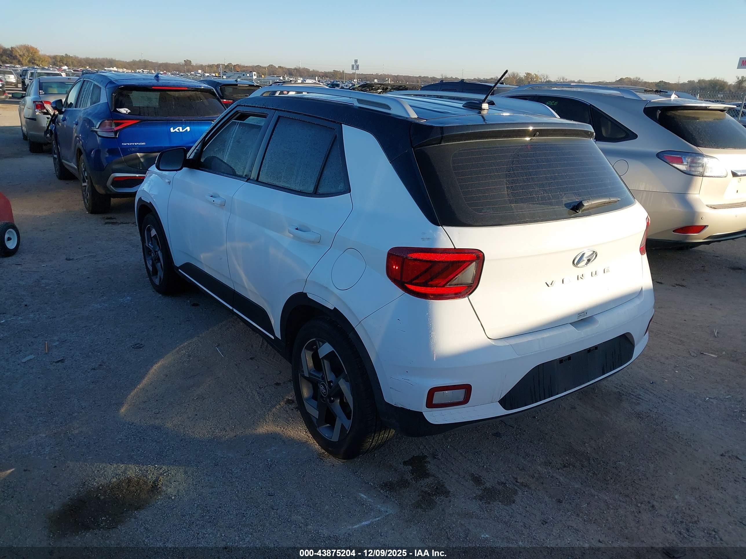 HYUNDAI VENUE image 3