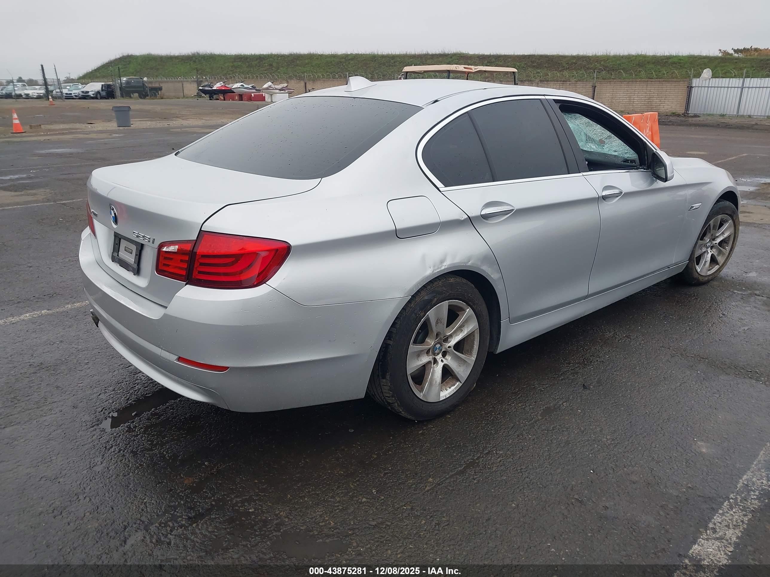 BMW 528I image 4