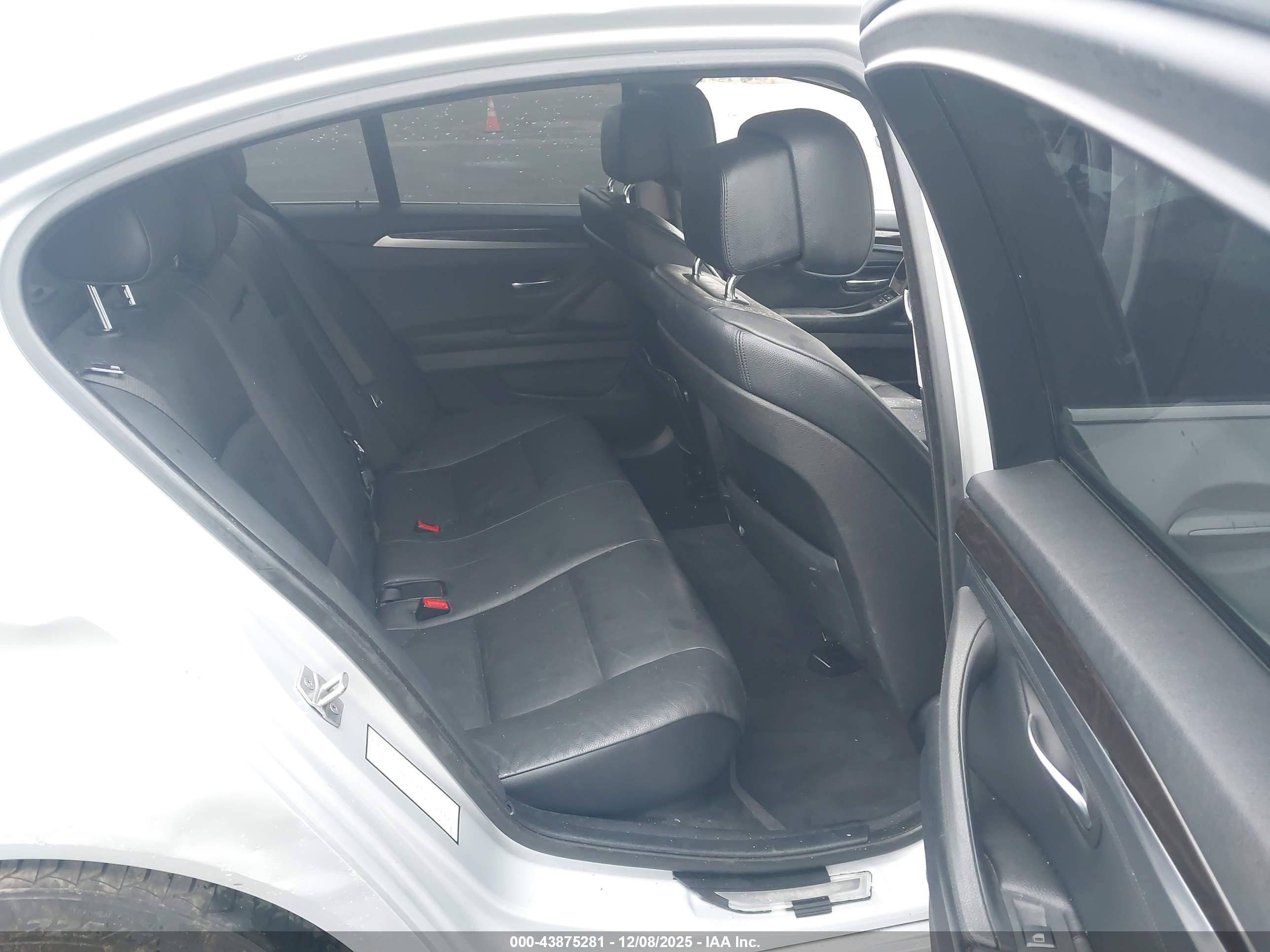 BMW 528I image 8