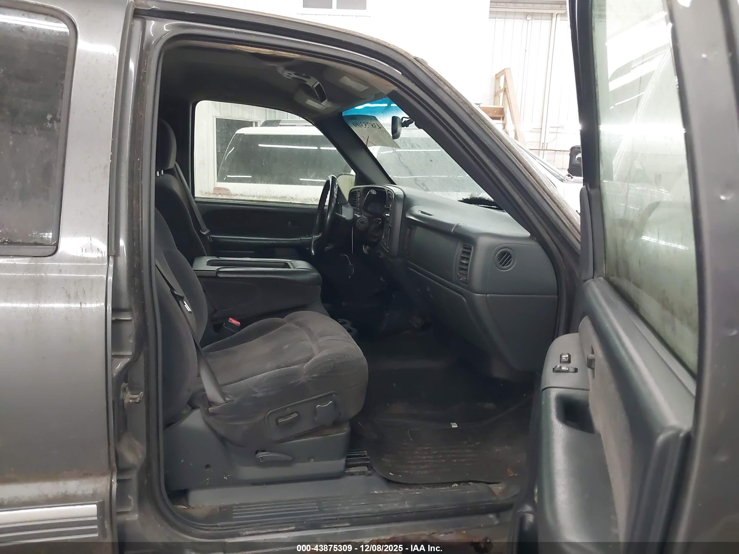 CHEVROLET SILVERADO image 5