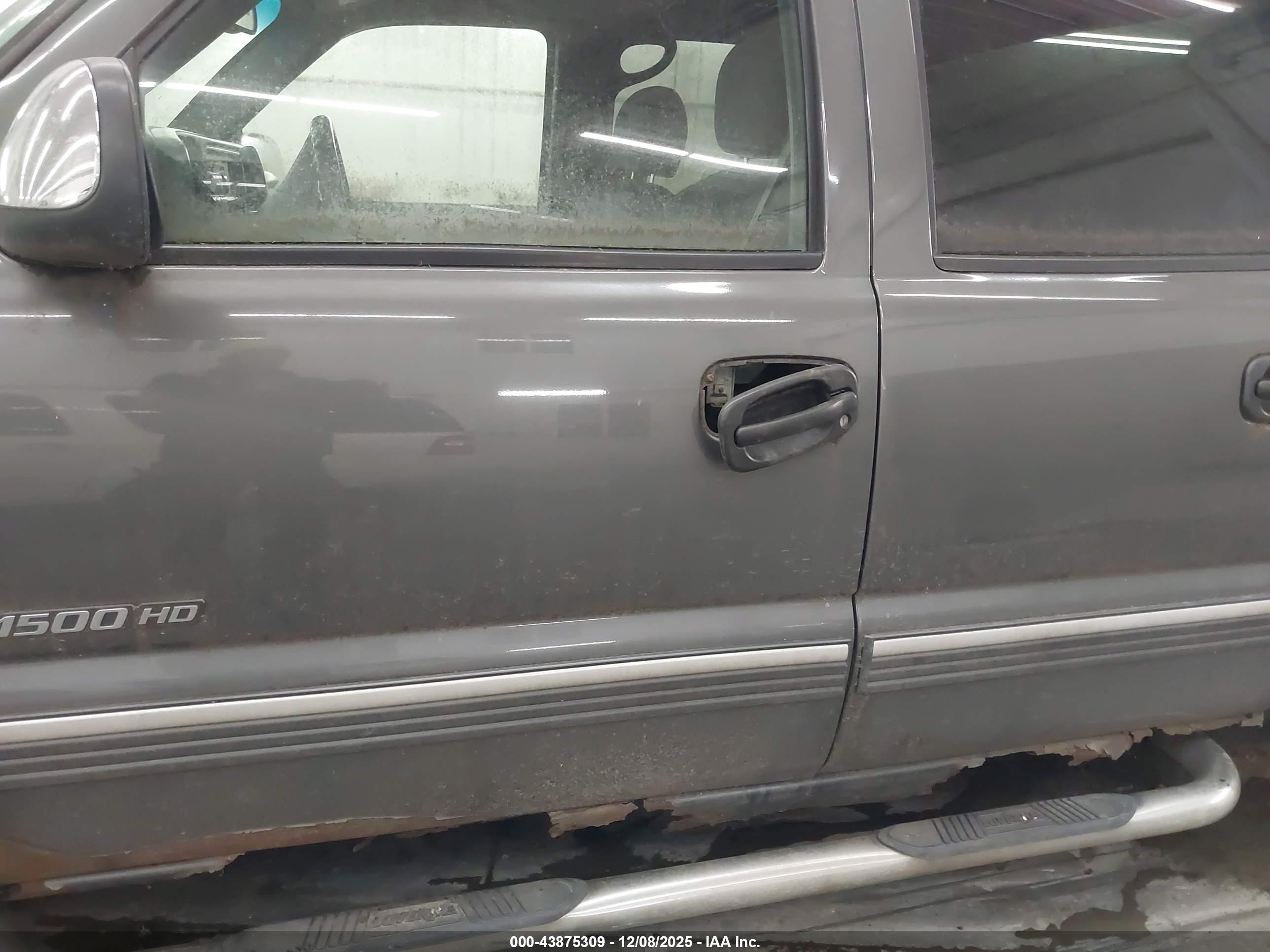 CHEVROLET SILVERADO image 6