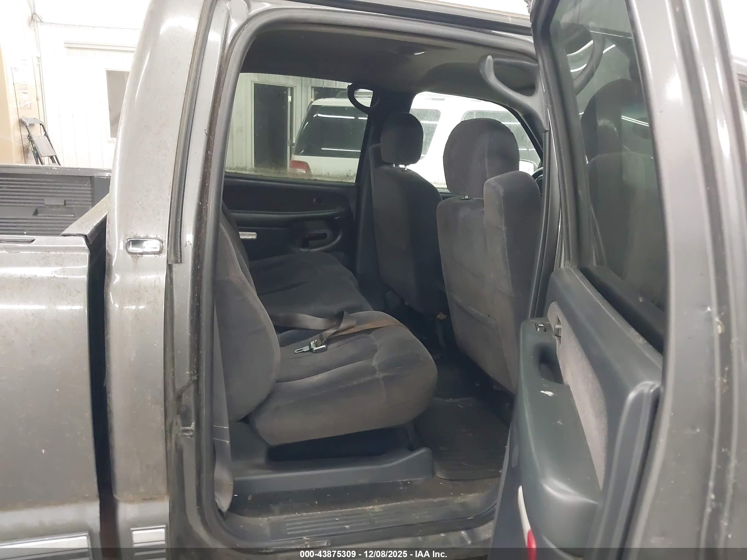 CHEVROLET SILVERADO image 8