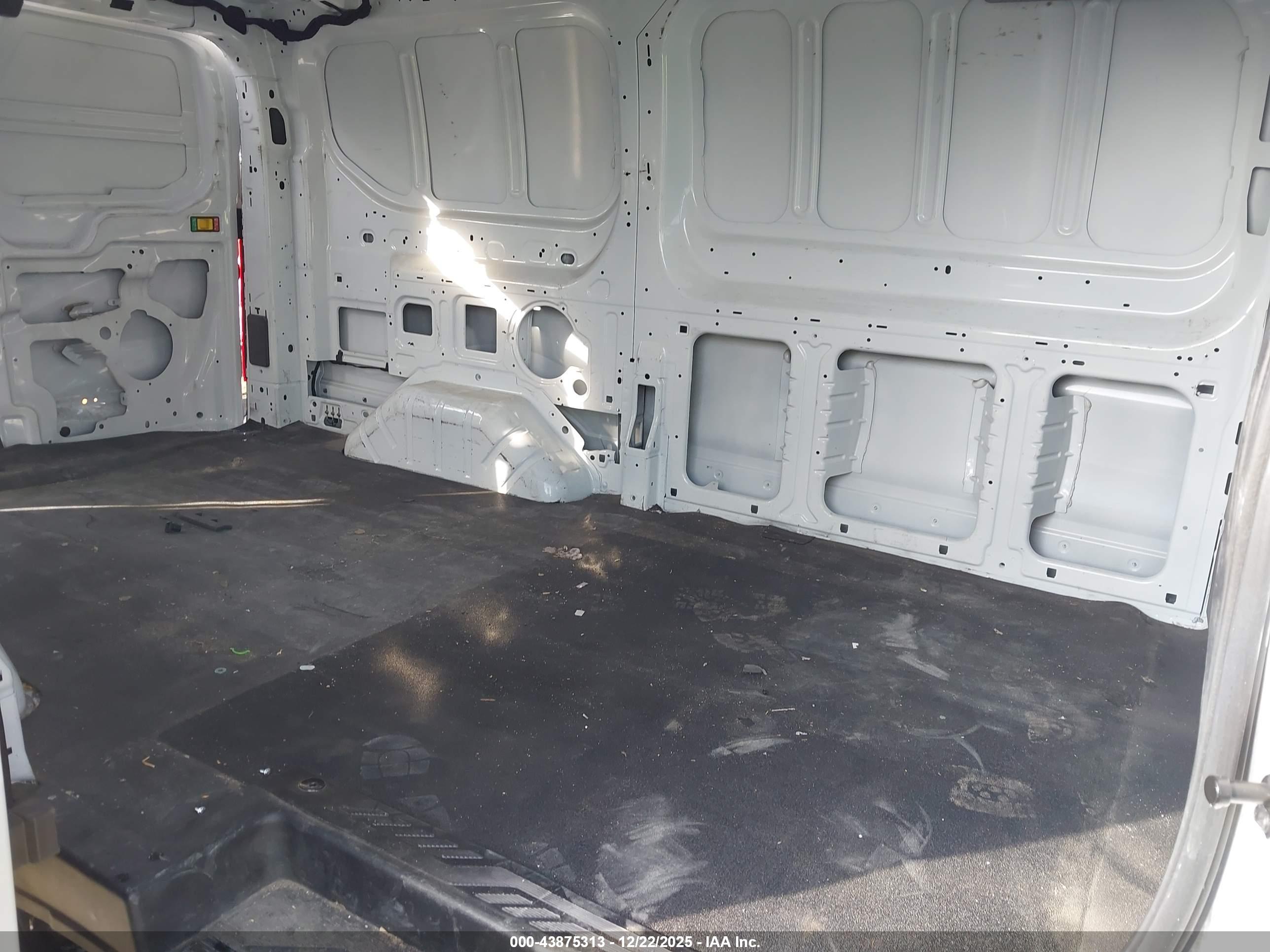 FORD TRANSIT-150 image 8