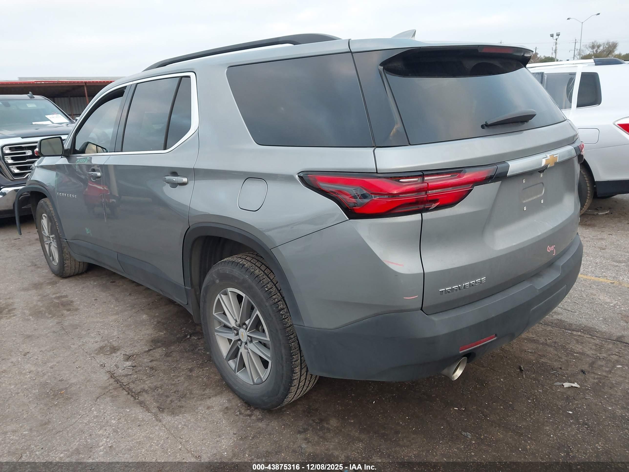 CHEVROLET TRAVERSE image 3
