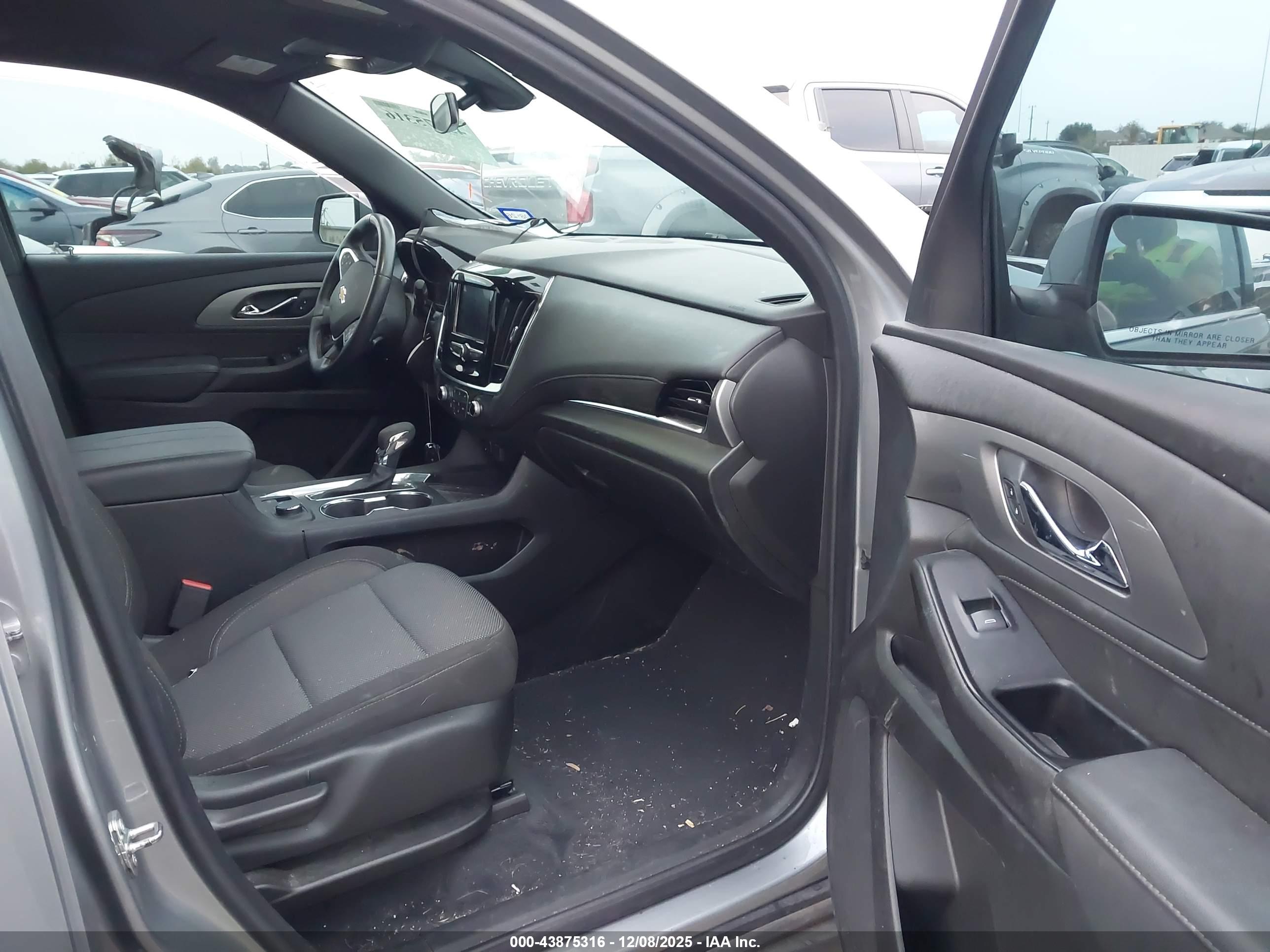CHEVROLET TRAVERSE image 5
