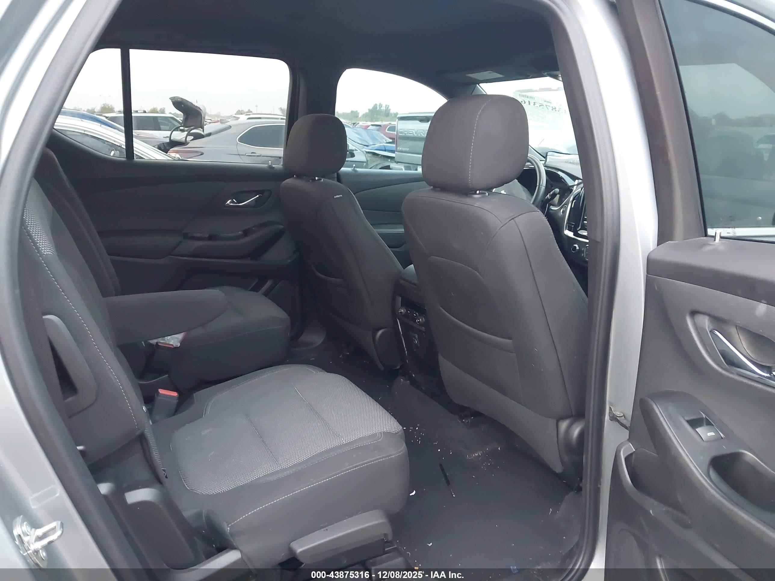CHEVROLET TRAVERSE image 8