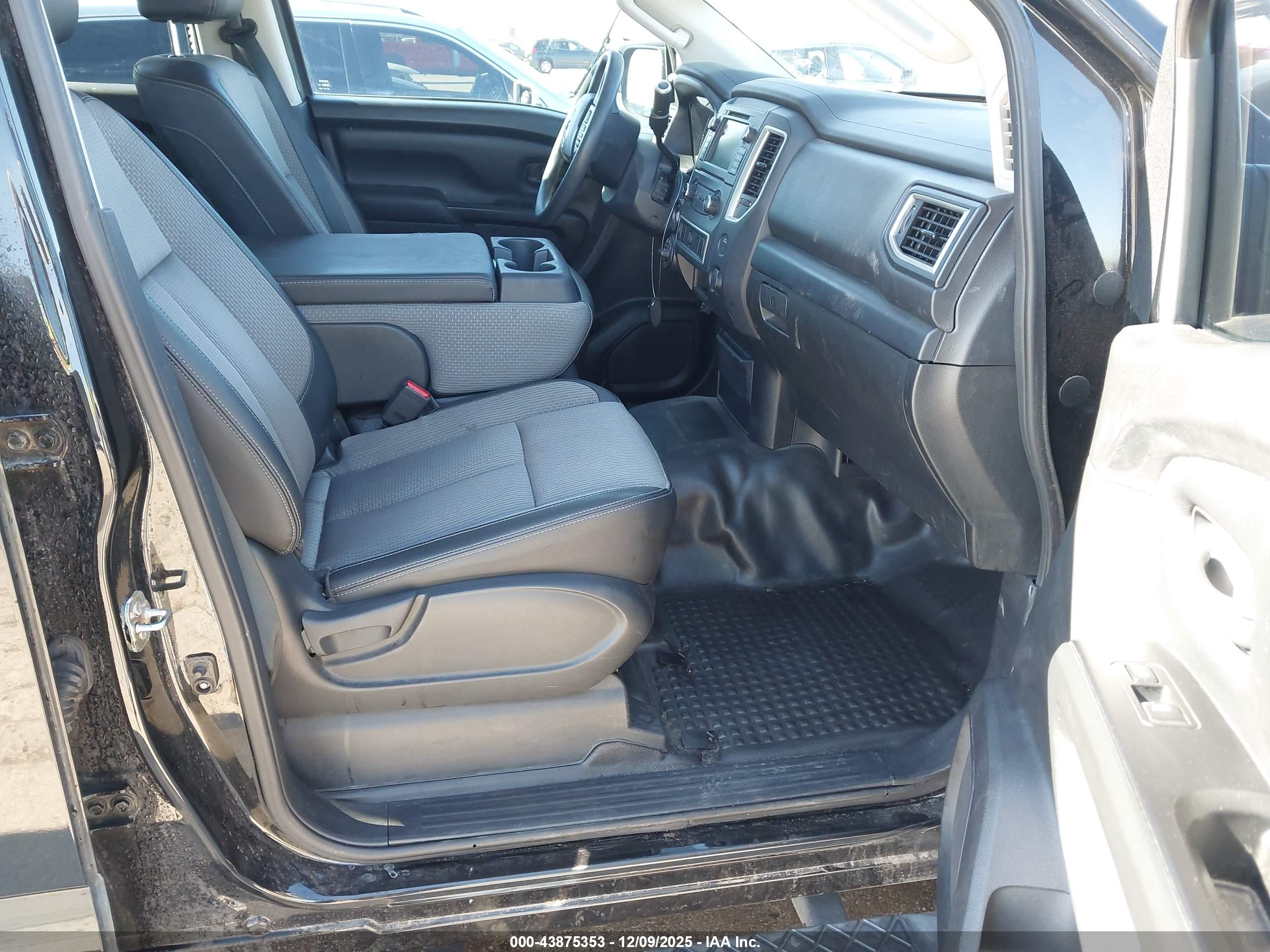 NISSAN TITAN image 5