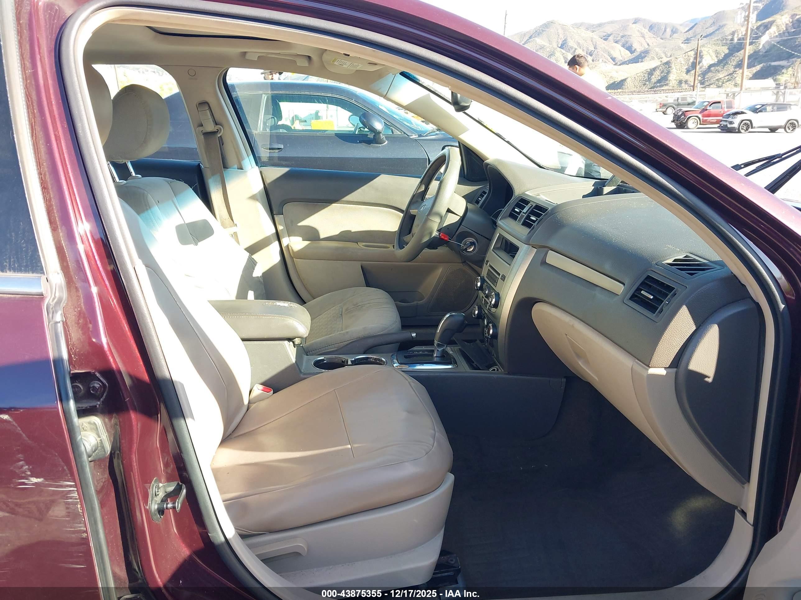 FORD FUSION image 5