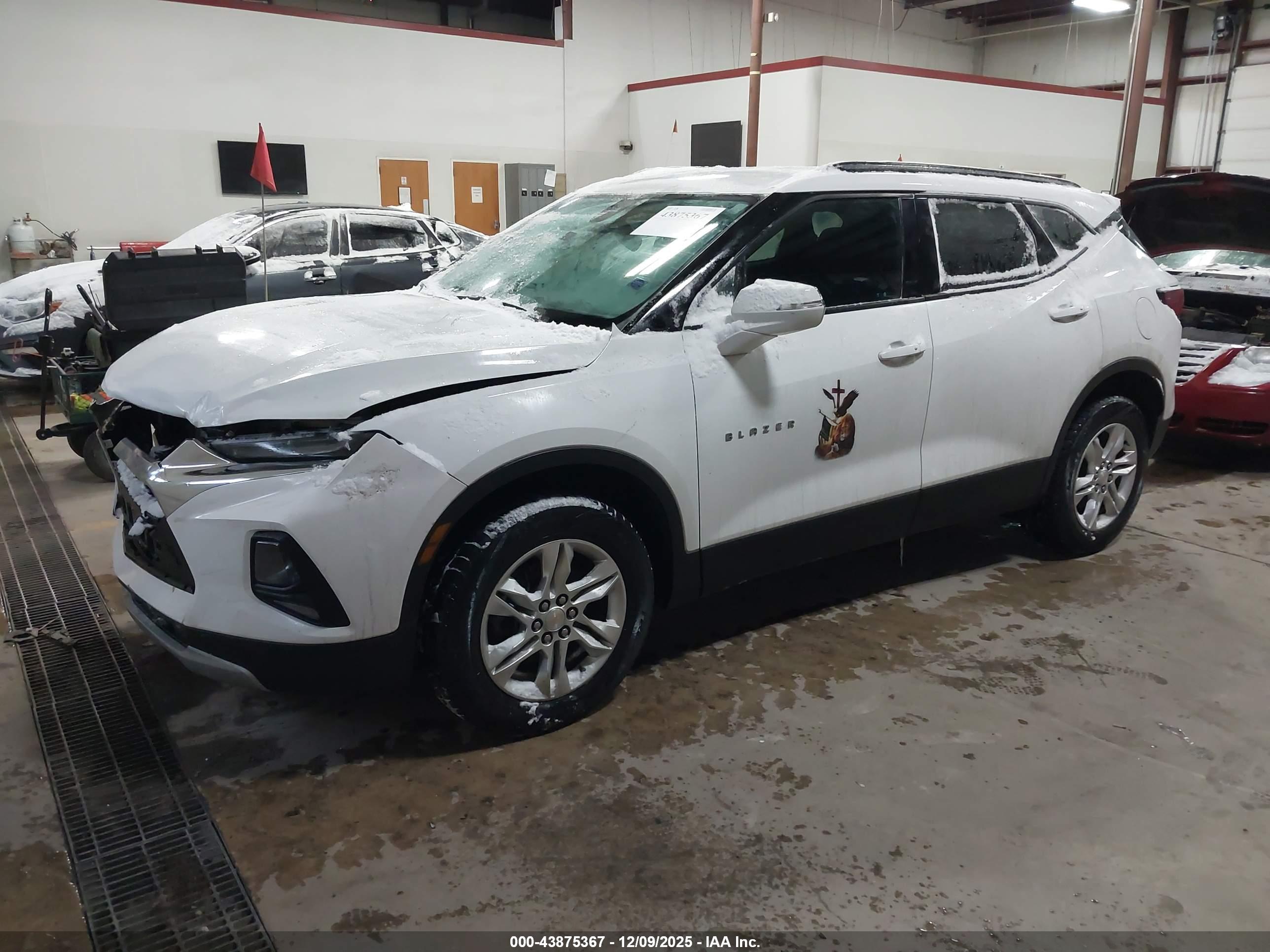 CHEVROLET BLAZER image 2