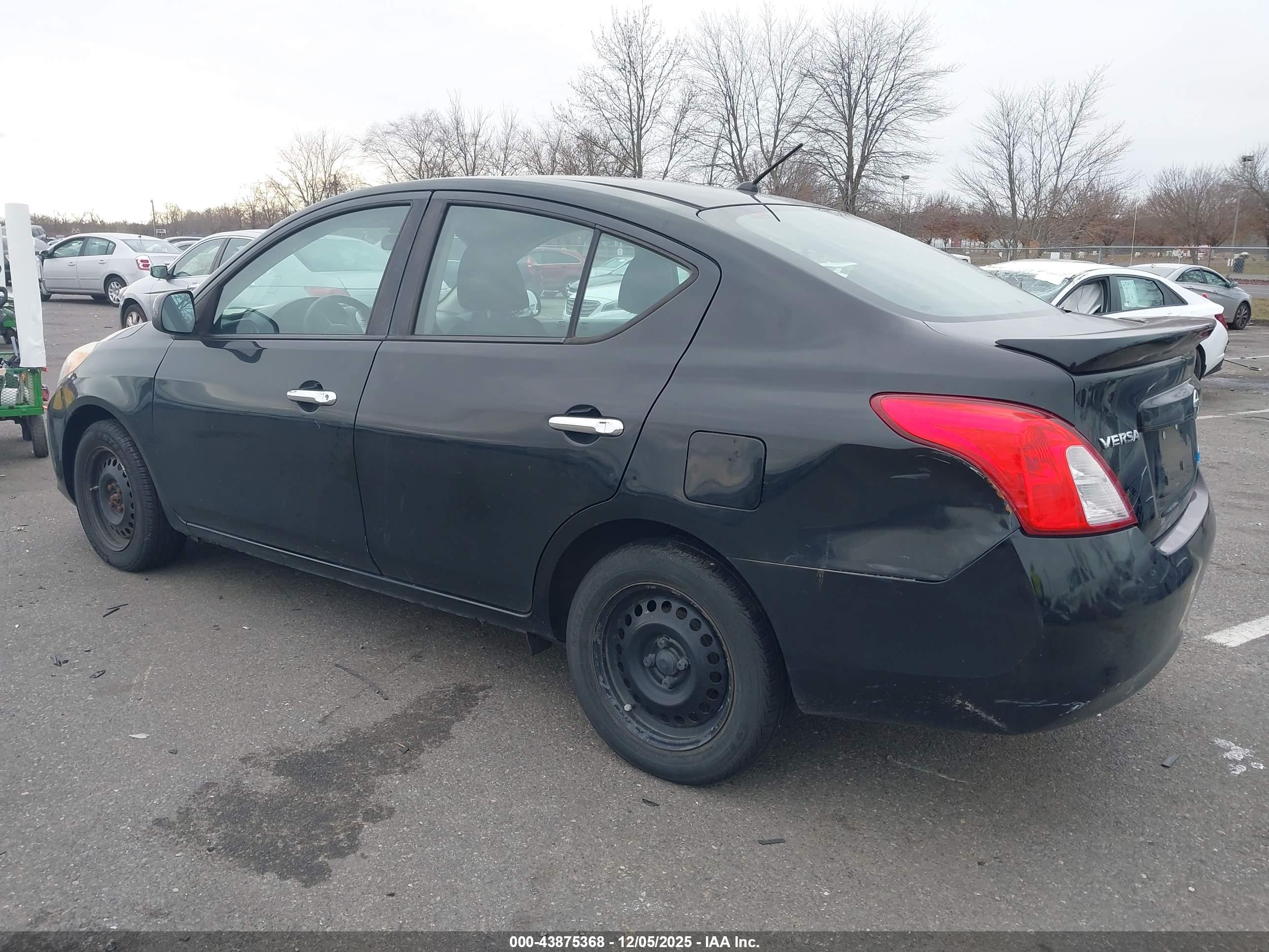 NISSAN VERSA image 6