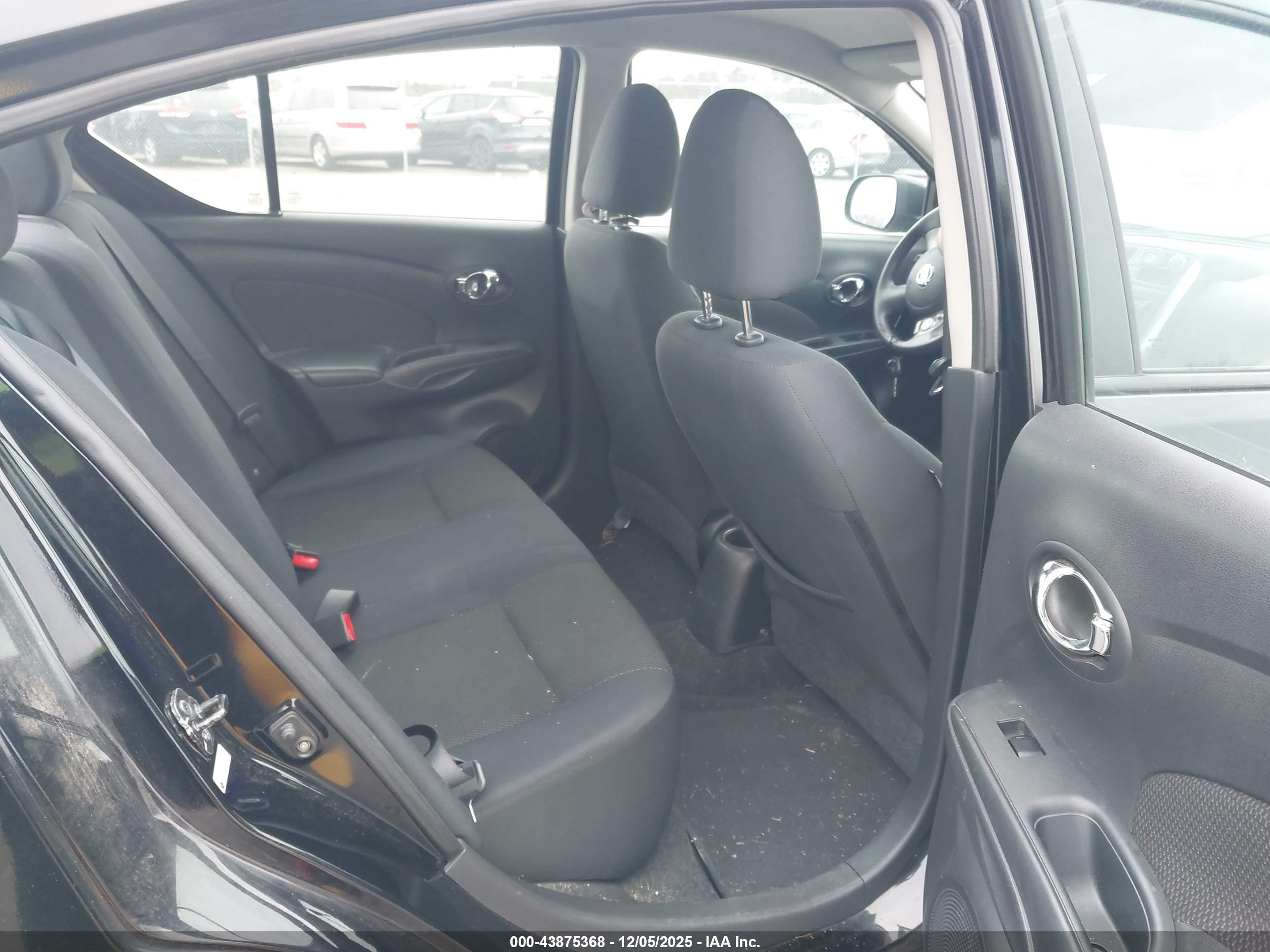 NISSAN VERSA image 8