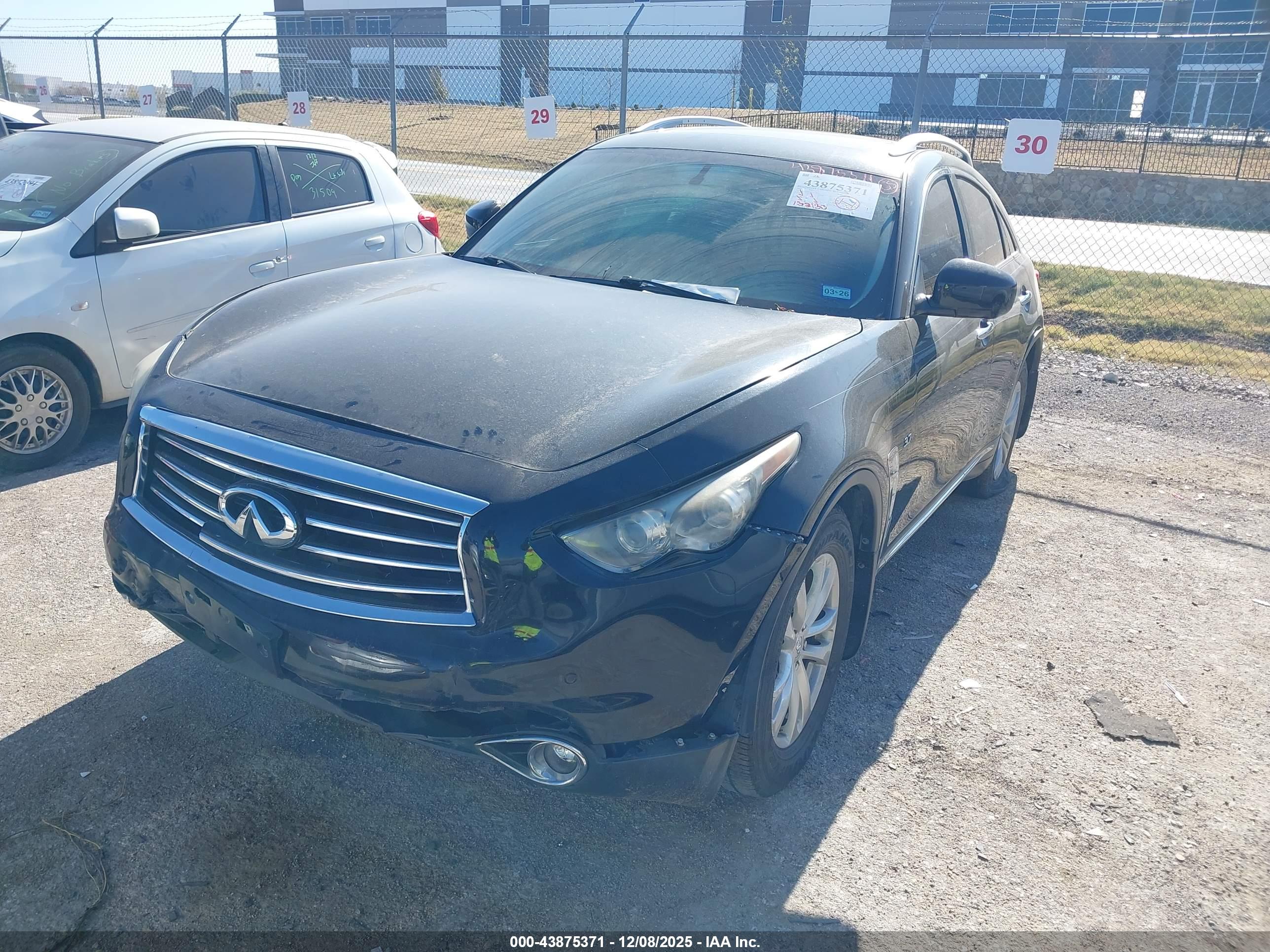 INFINITI QX70 image 2