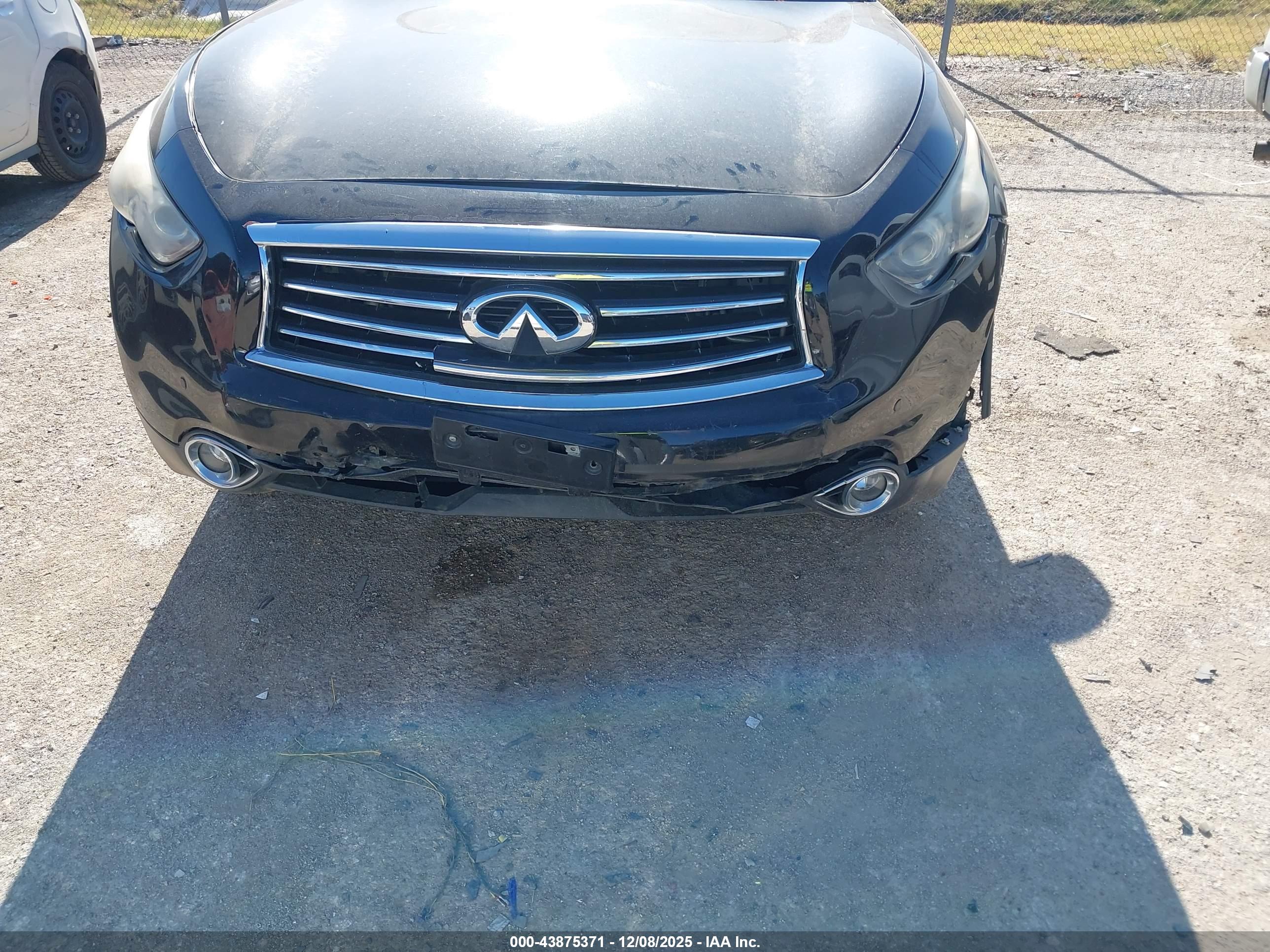 INFINITI QX70 image 6