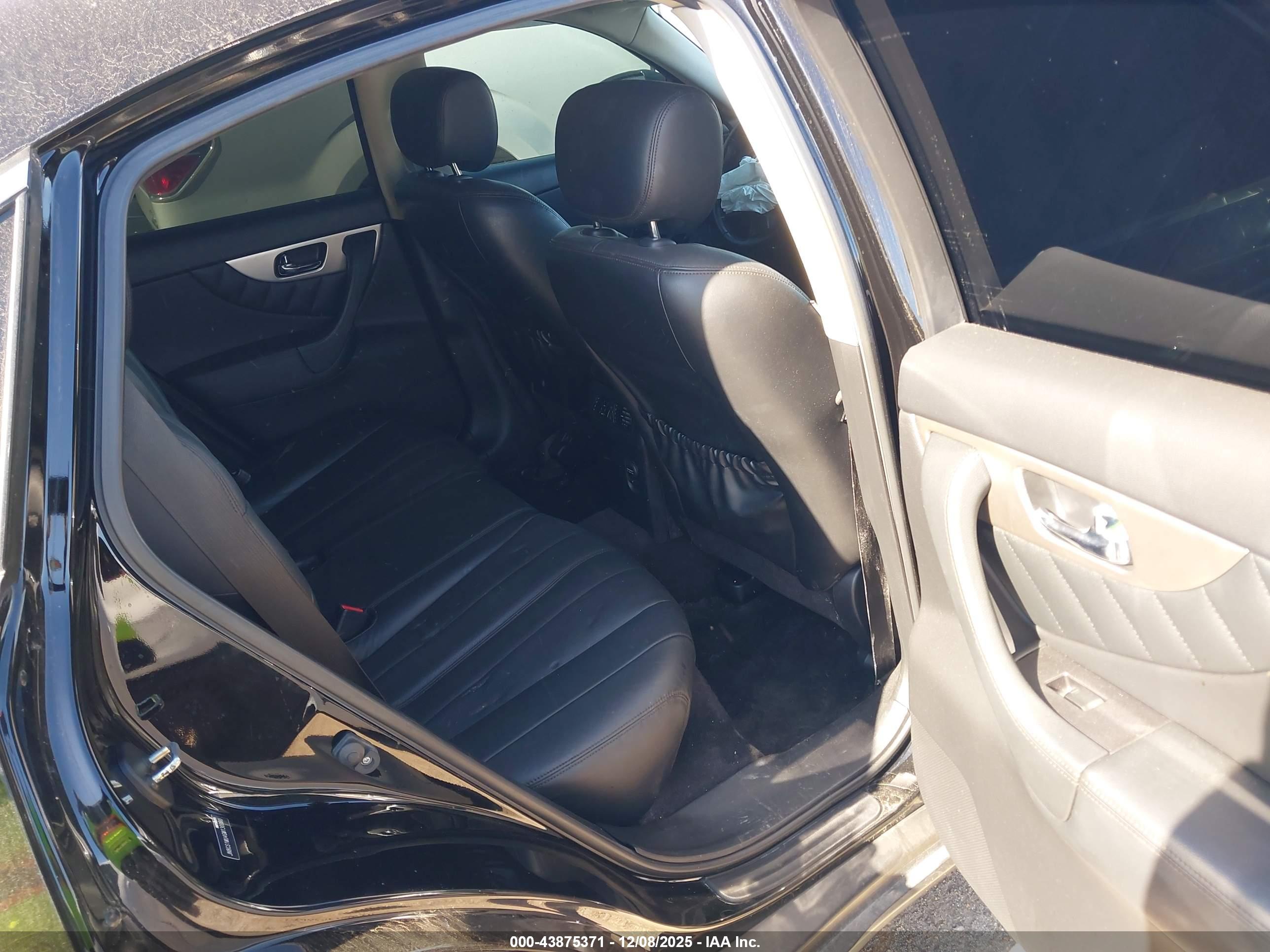 INFINITI QX70 image 8