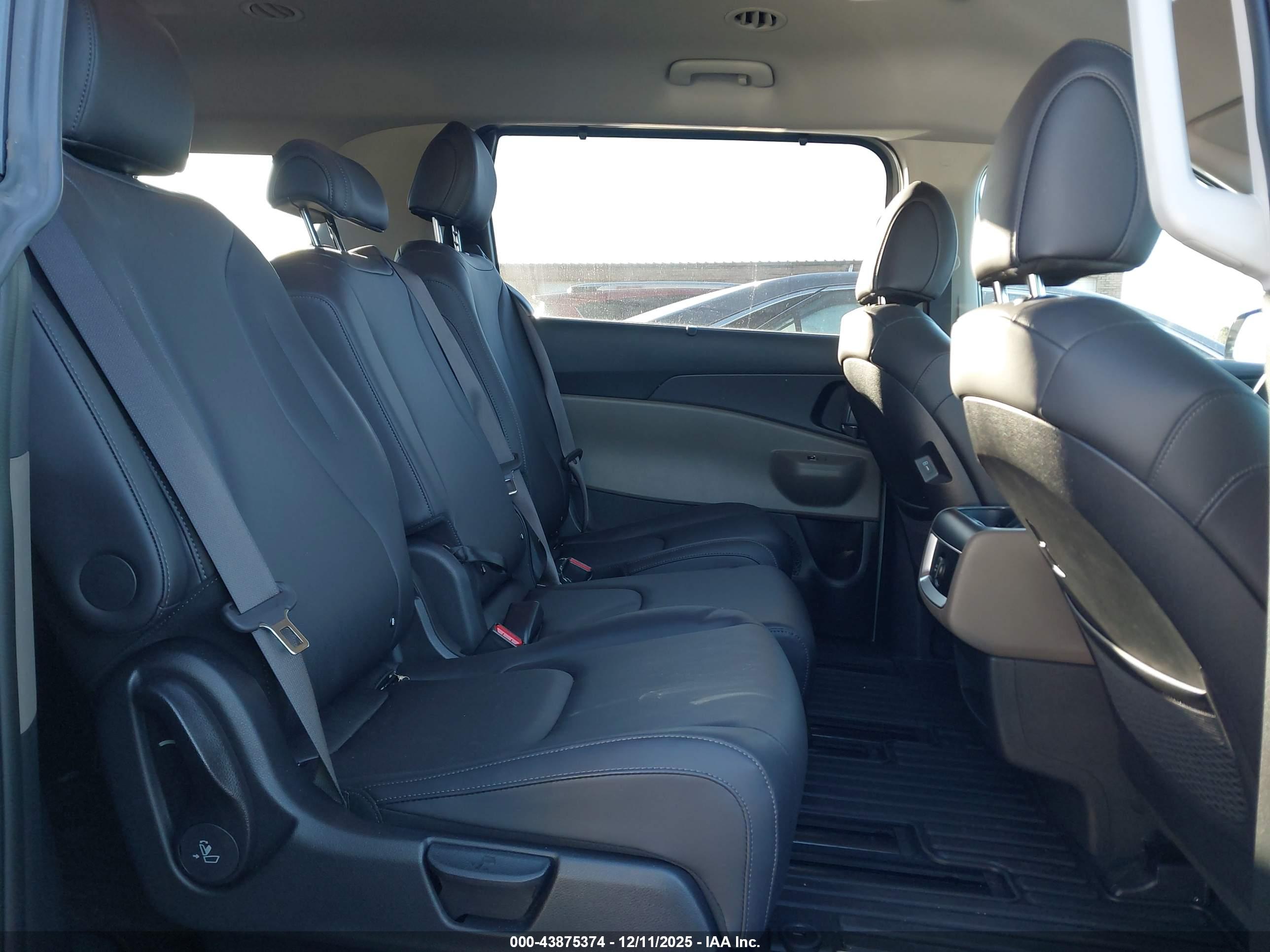 KIA CARNIVAL image 8