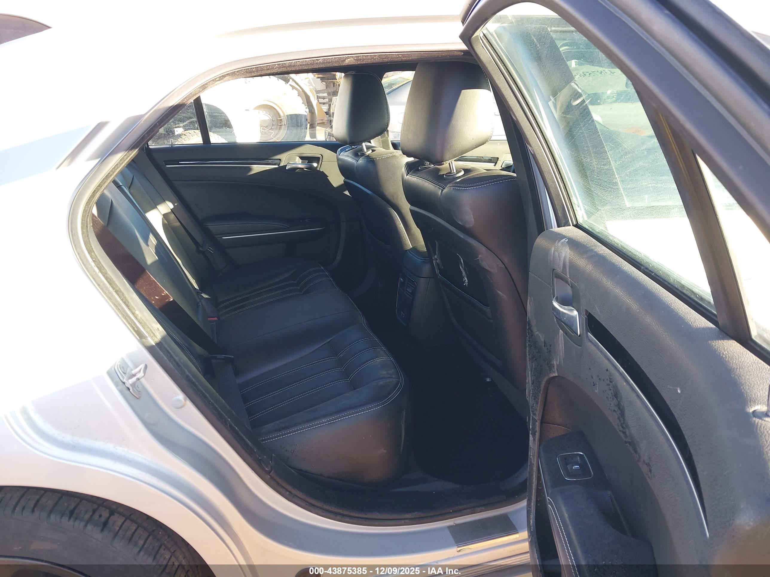 CHRYSLER 300 image 8