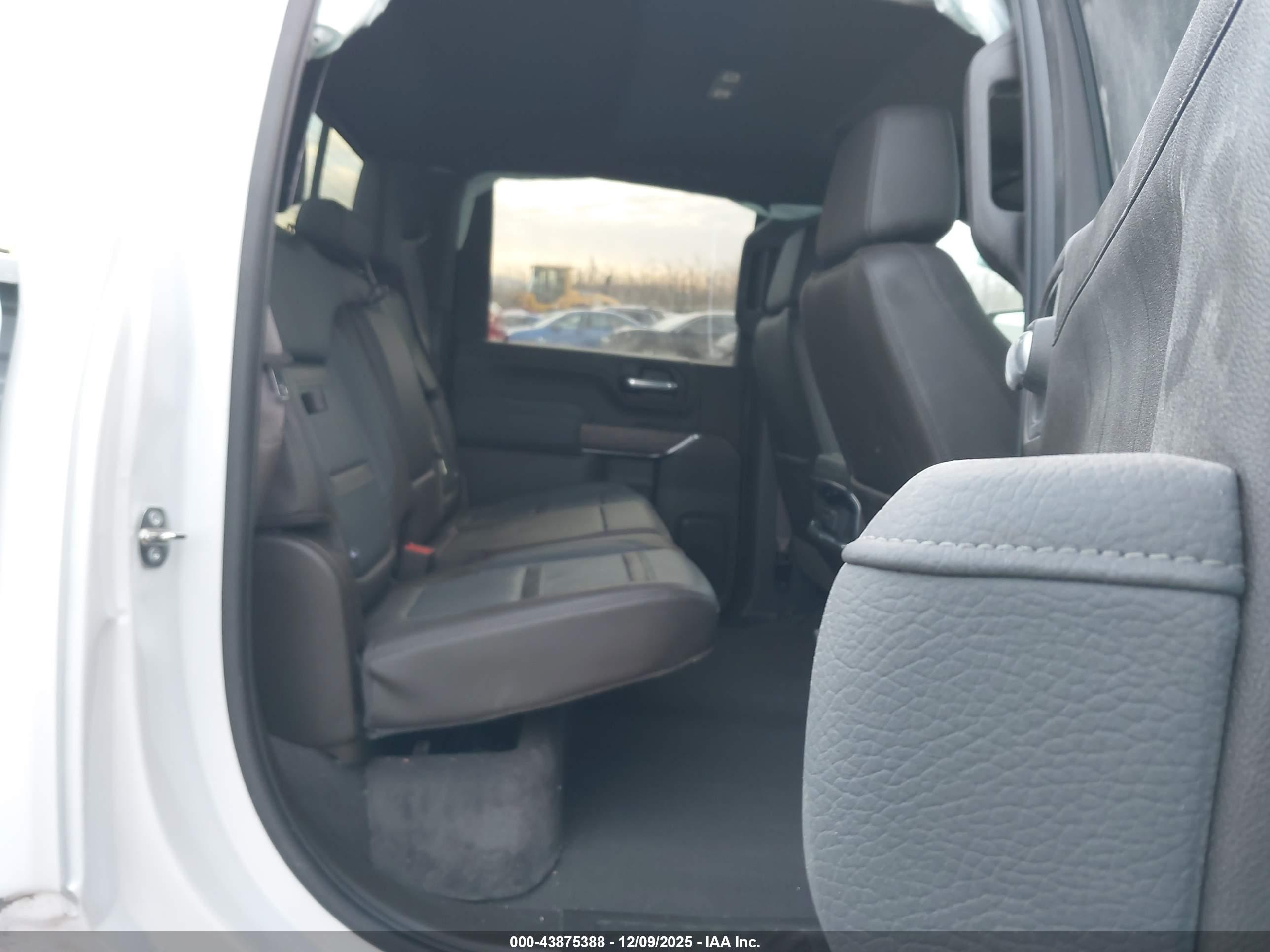 GMC SIERRA image 8