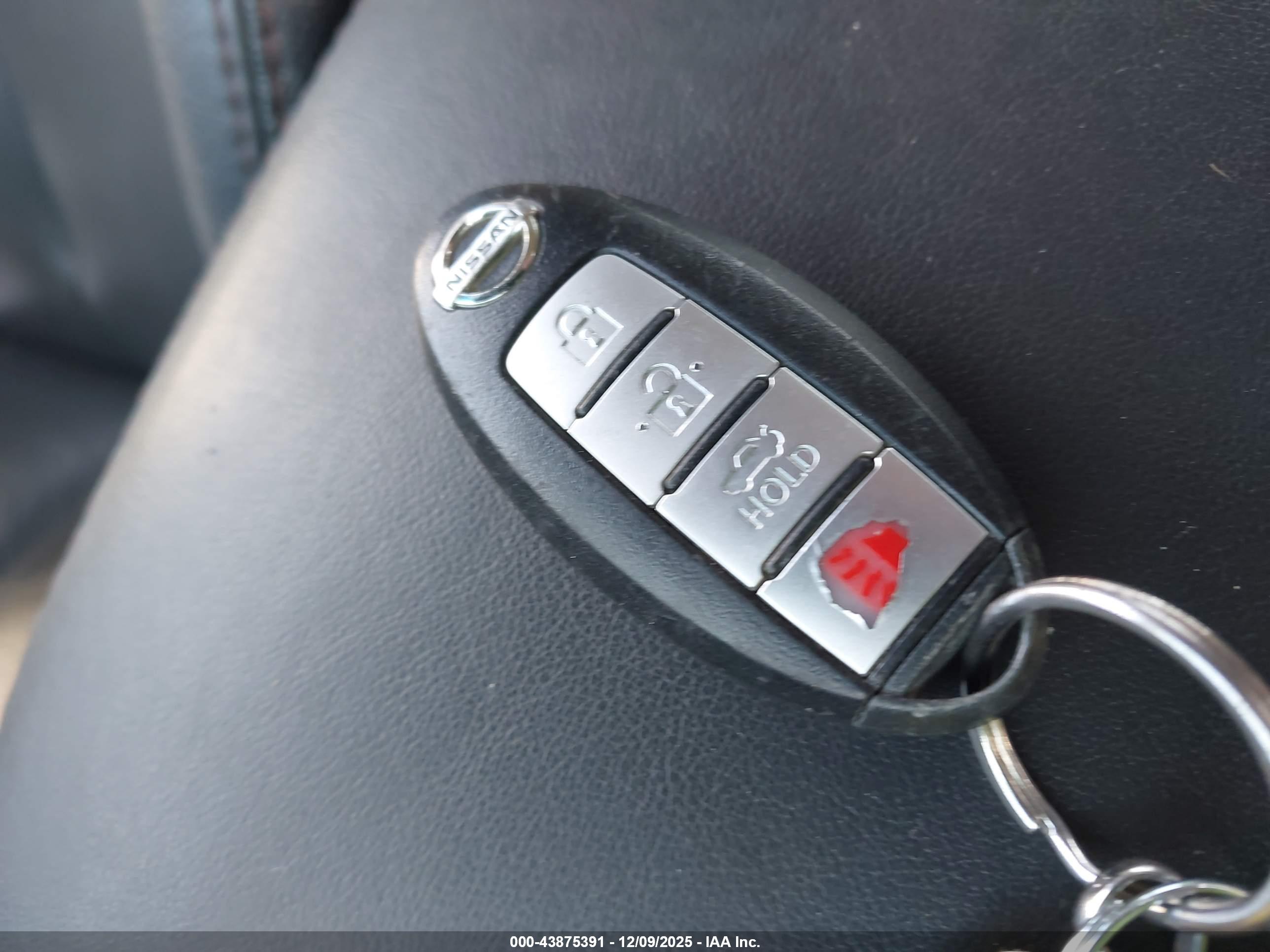 NISSAN MAXIMA image 11