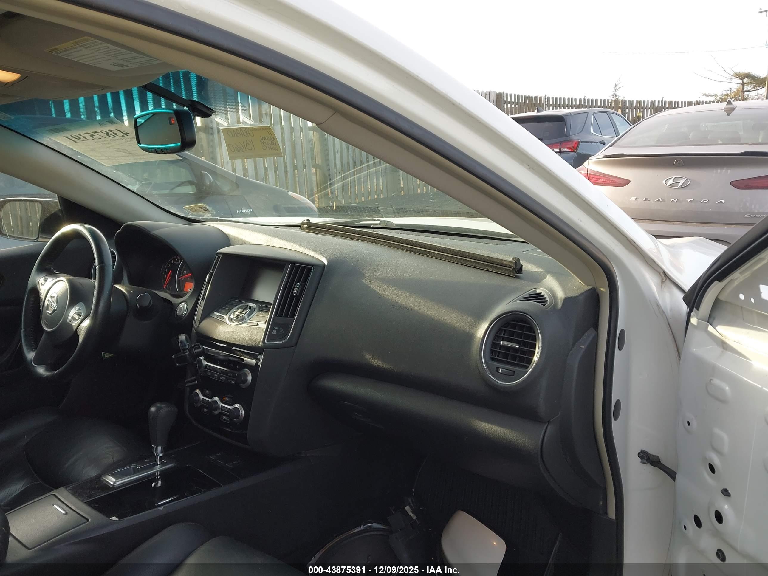 NISSAN MAXIMA image 5
