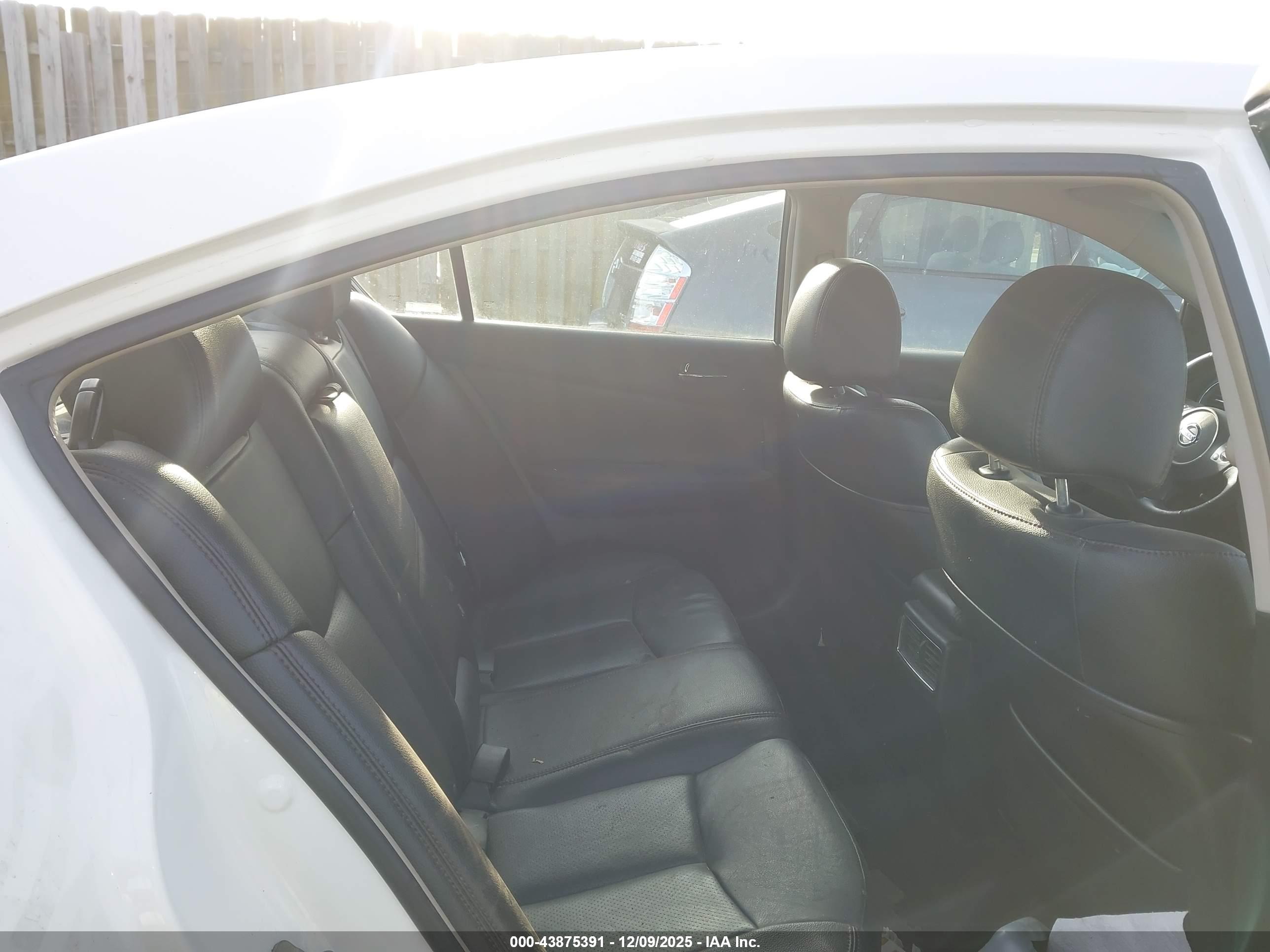 NISSAN MAXIMA image 8