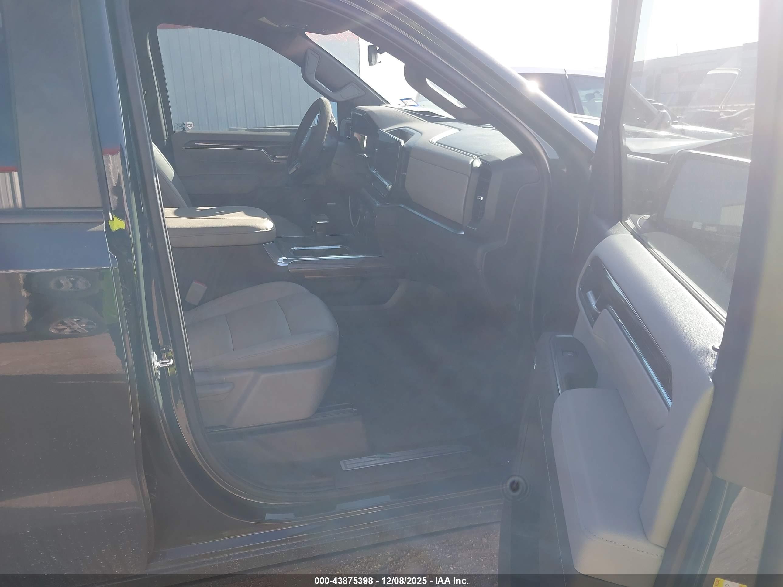 CHEVROLET SILVERADO image 5