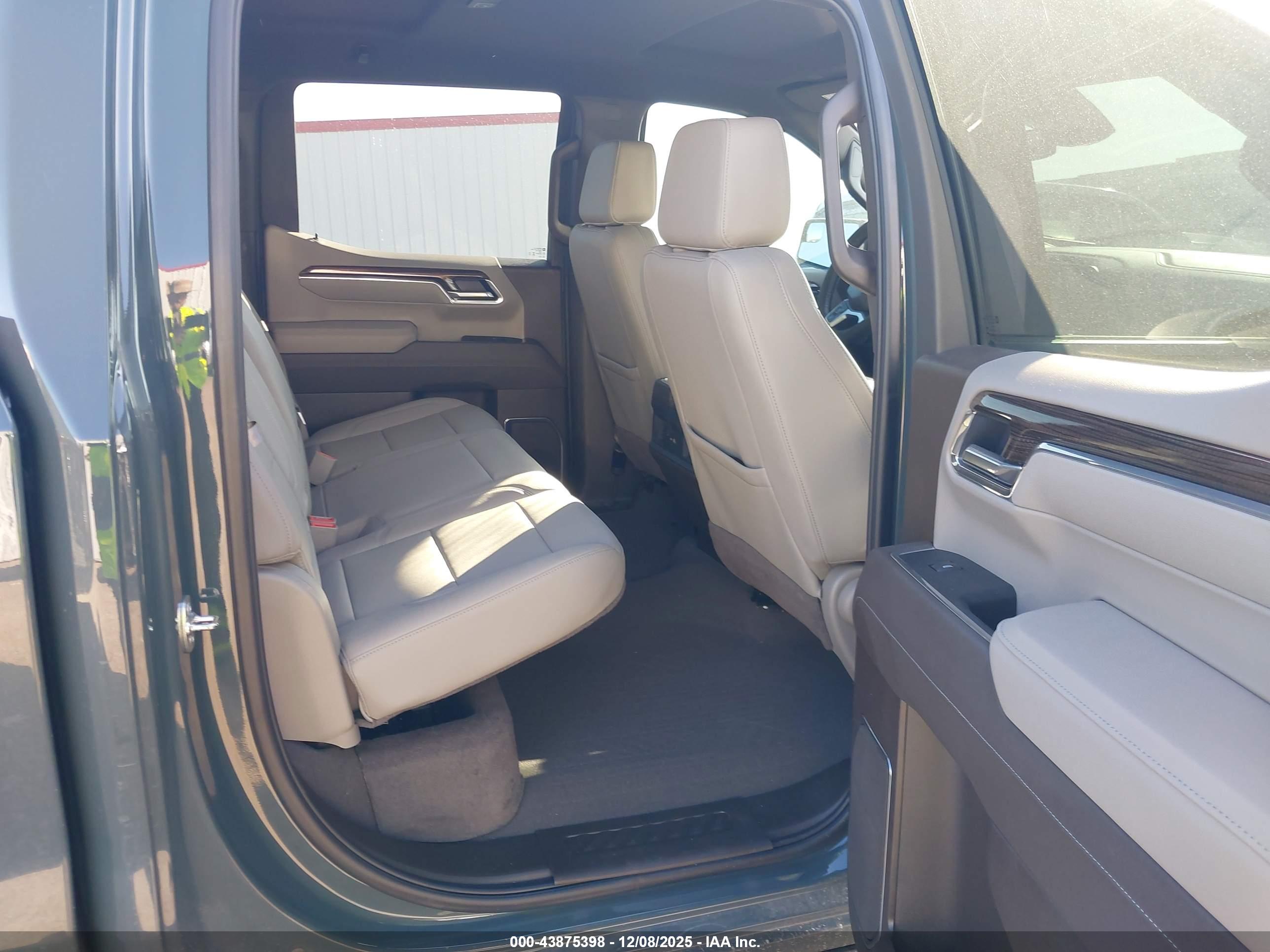 CHEVROLET SILVERADO image 8
