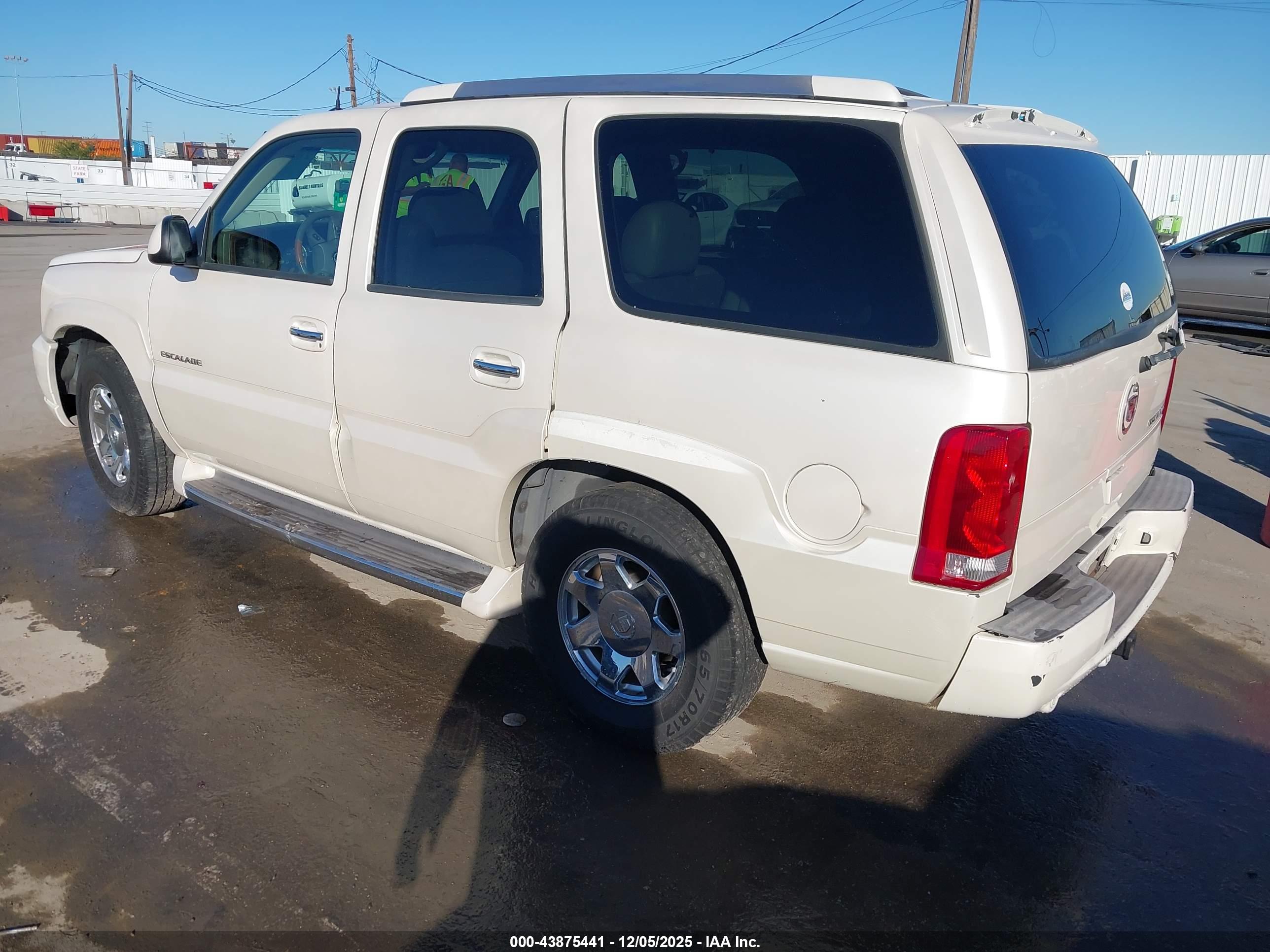 CADILLAC ESCALADE image 3